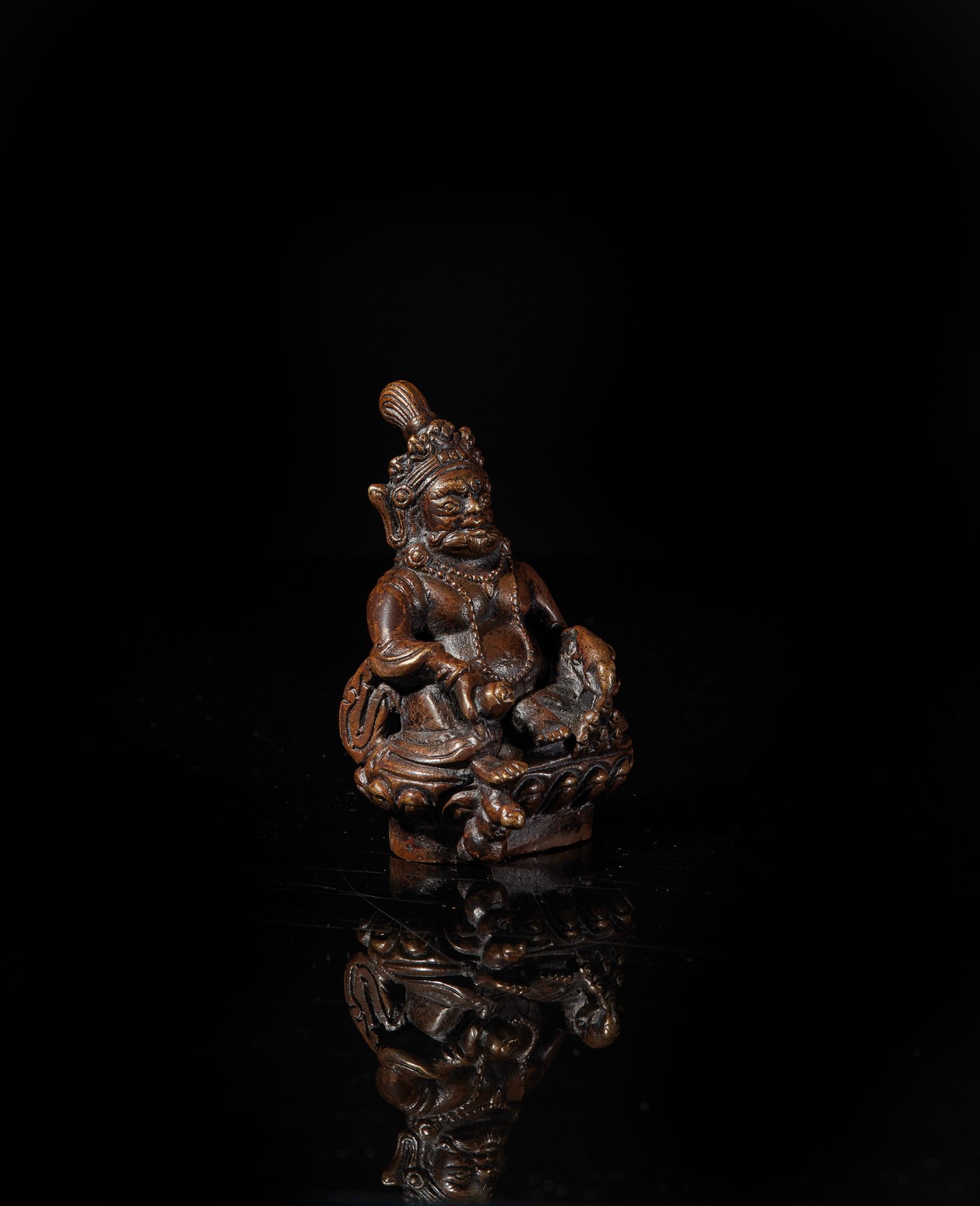 TIBET - XIXe siècle Two bronze statuettes with brown patina:
- Jambhala seated i&hellip;
