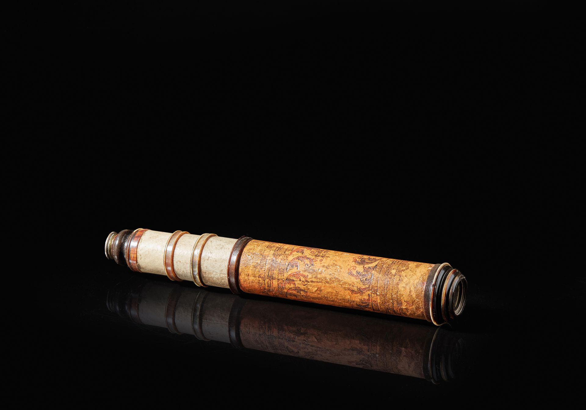 Null 三页纸板的 "威尼斯 "望远镜，镜身绘有花纹图案。戒指和角质目镜，签名为威尼斯的OLIVO
意大利，18世纪