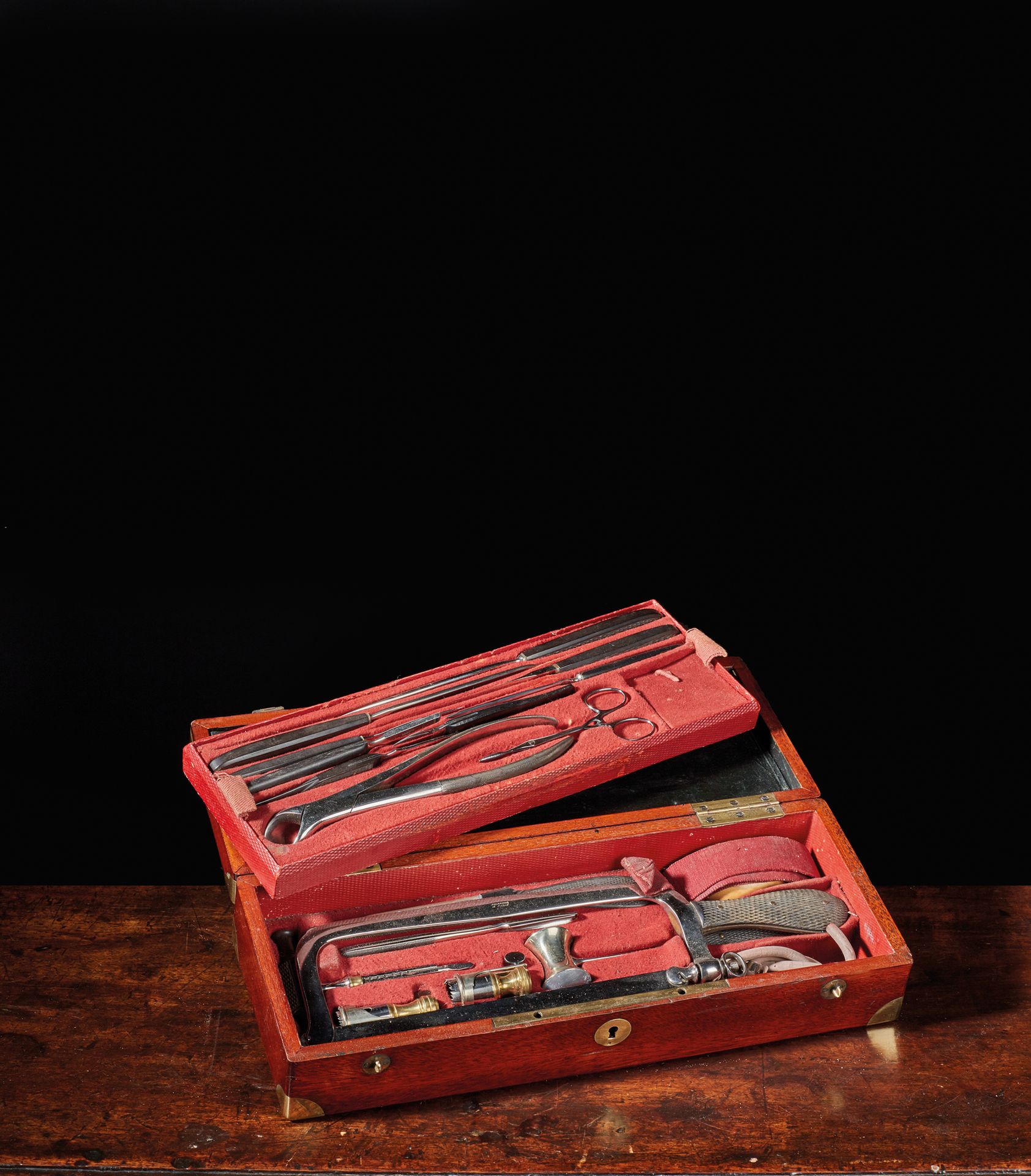 Null Surgeon's case in mahogany and brass protections, complete with its instrum&hellip;