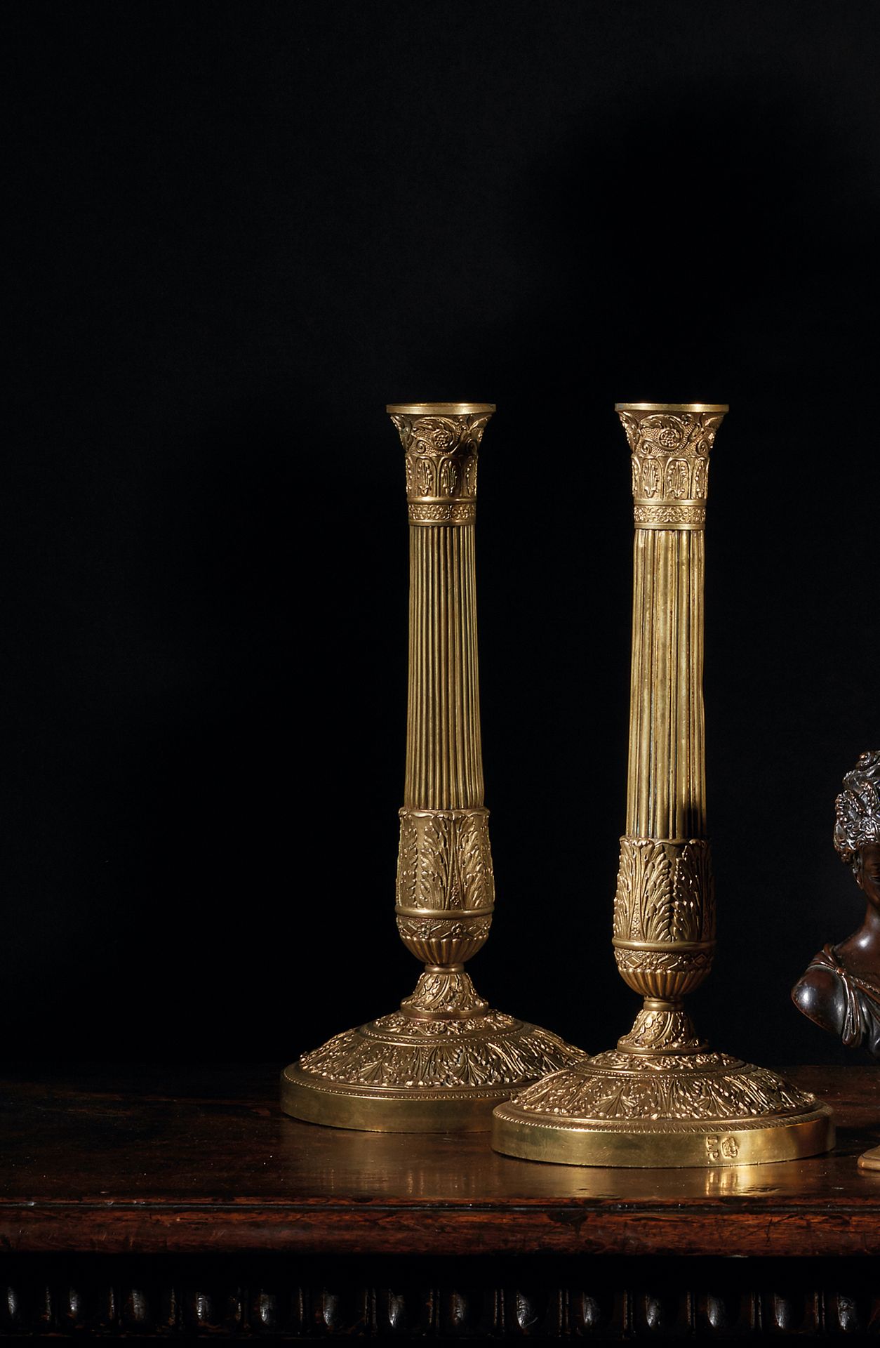 Null 两件饰有花朵和棕榈花的铜吊坠，并进行了镀金处理。凹槽轴。在封闭的皇冠下有一个标记的LP。19世纪前三十年，高30.5厘米。（轴上有差异，其中一个穿了电&hellip;