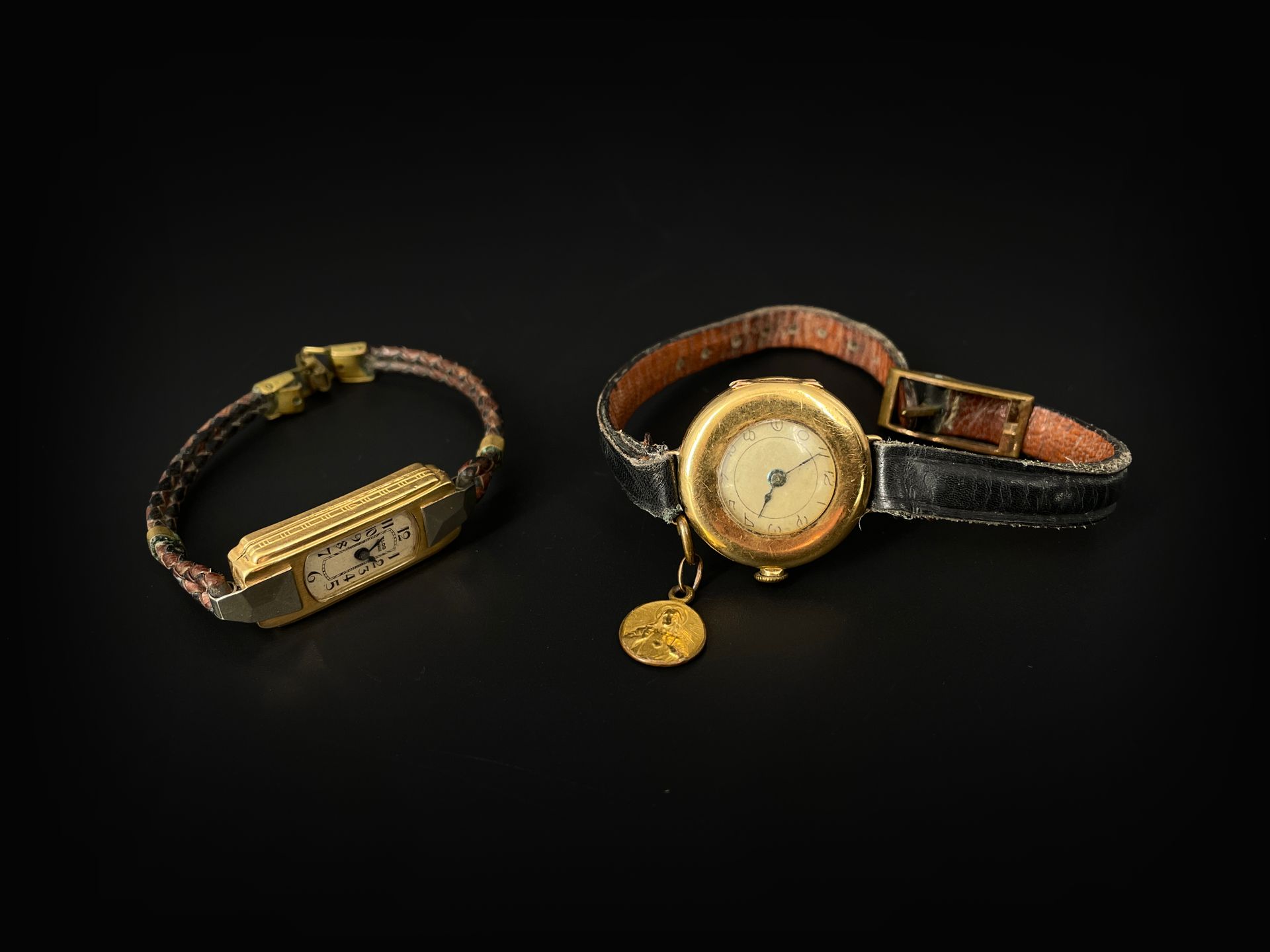 Null 一套2枚75万金女士腕表，机械机芯，皮表带，棘轮表扣和镀金金属表扣（在状态）。
毛重：25.70克，整体。