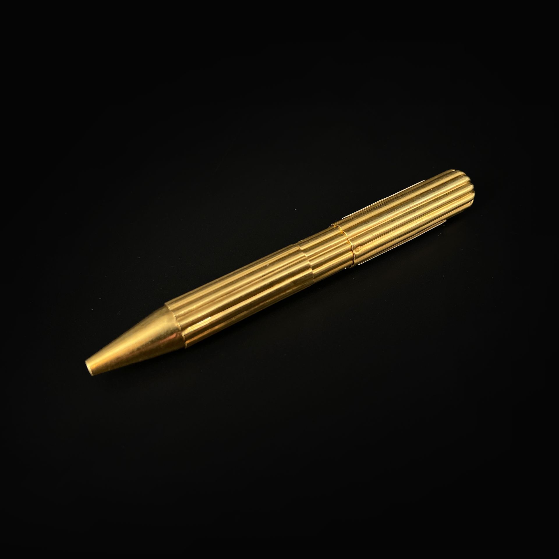 Null Mechanical pencil in gold 750 thousandth retractable Gross weight : 18 g.