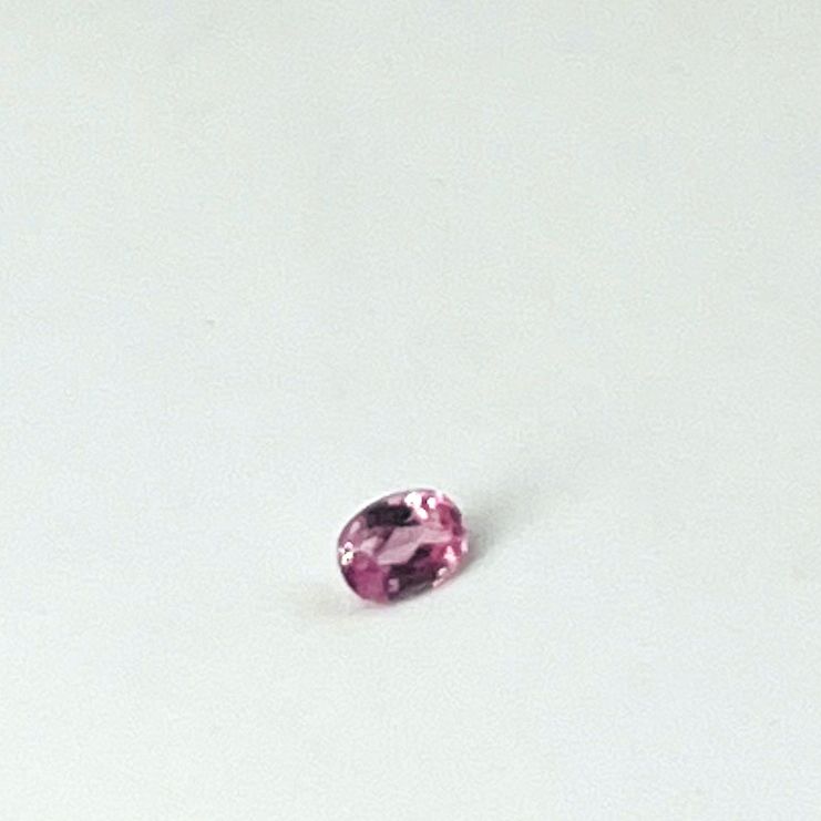 Null Saphir rose taille ovale facettée pesant 0,33 ct. Dimensions : 0,5 x 0,3 cm