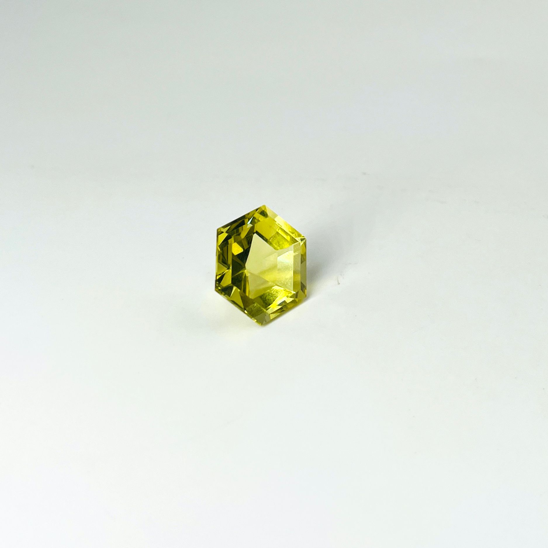 Null 八角形黄水晶，重达16.32克拉。