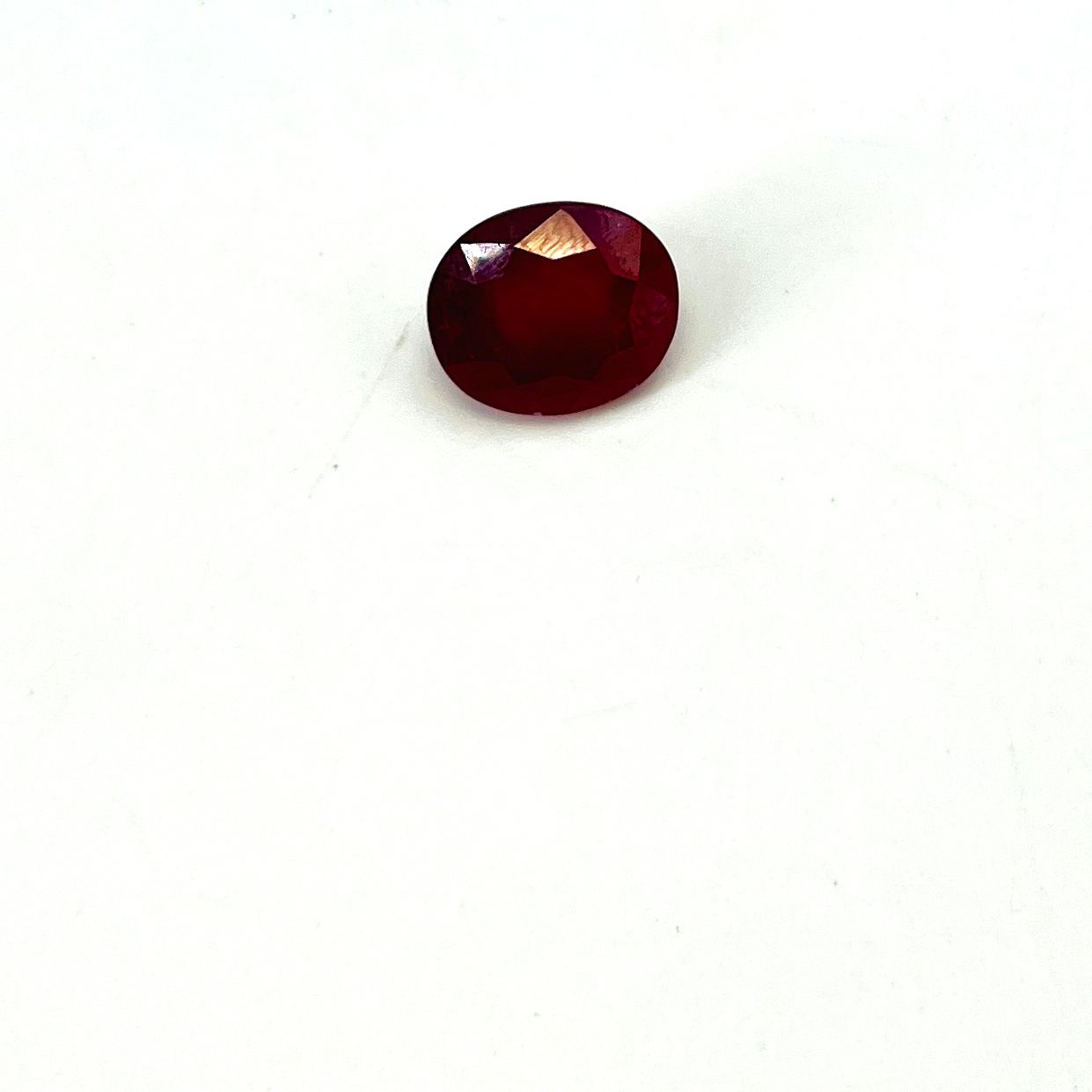 Null Behandelter ovaler Rubin mit einem Gewicht von 7,13 Karat Maße: 1,2 x 1 cm
