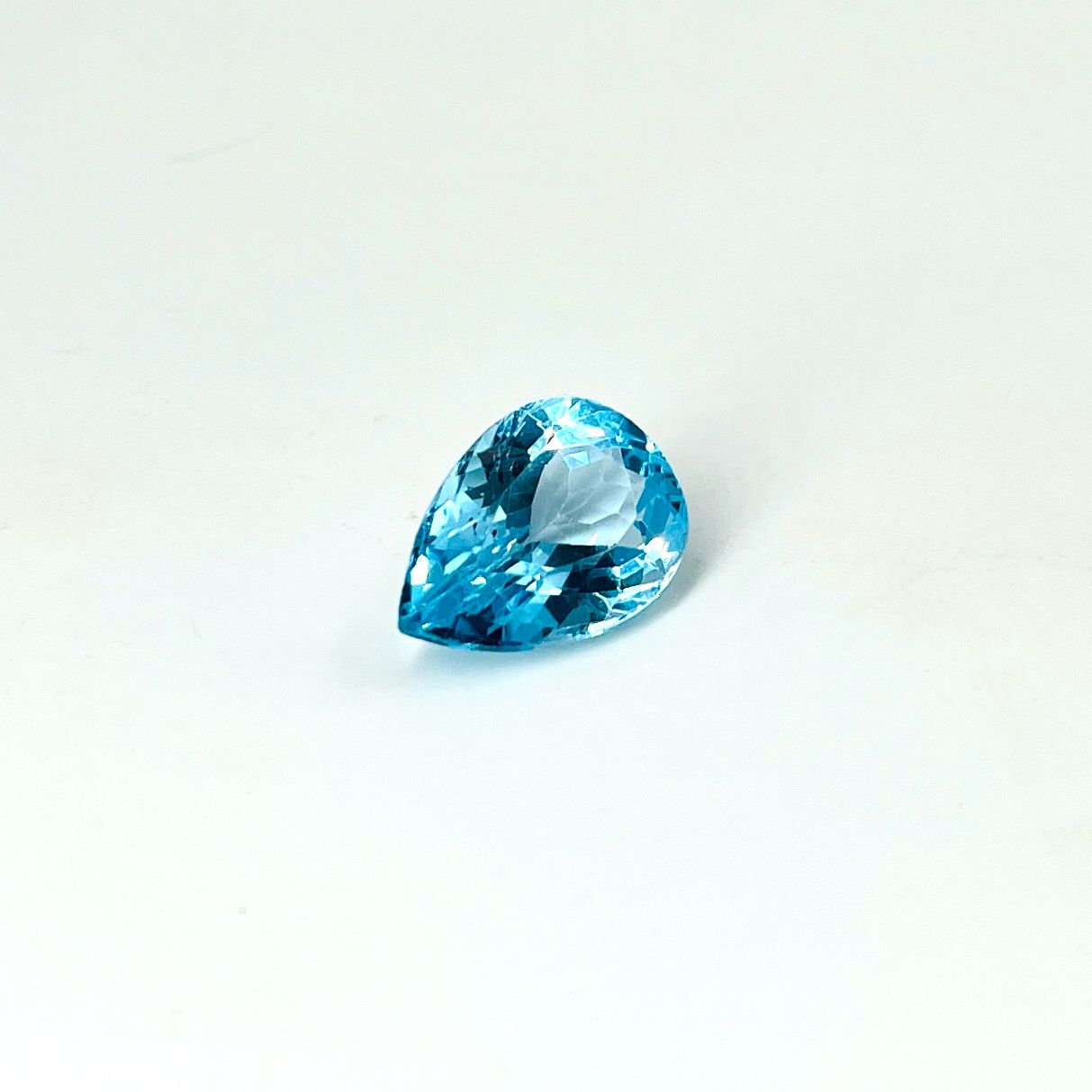 Null Pear cut blue topaz weighing 23.38 carats. Dimensions: 2.2 x 1.5 cm
