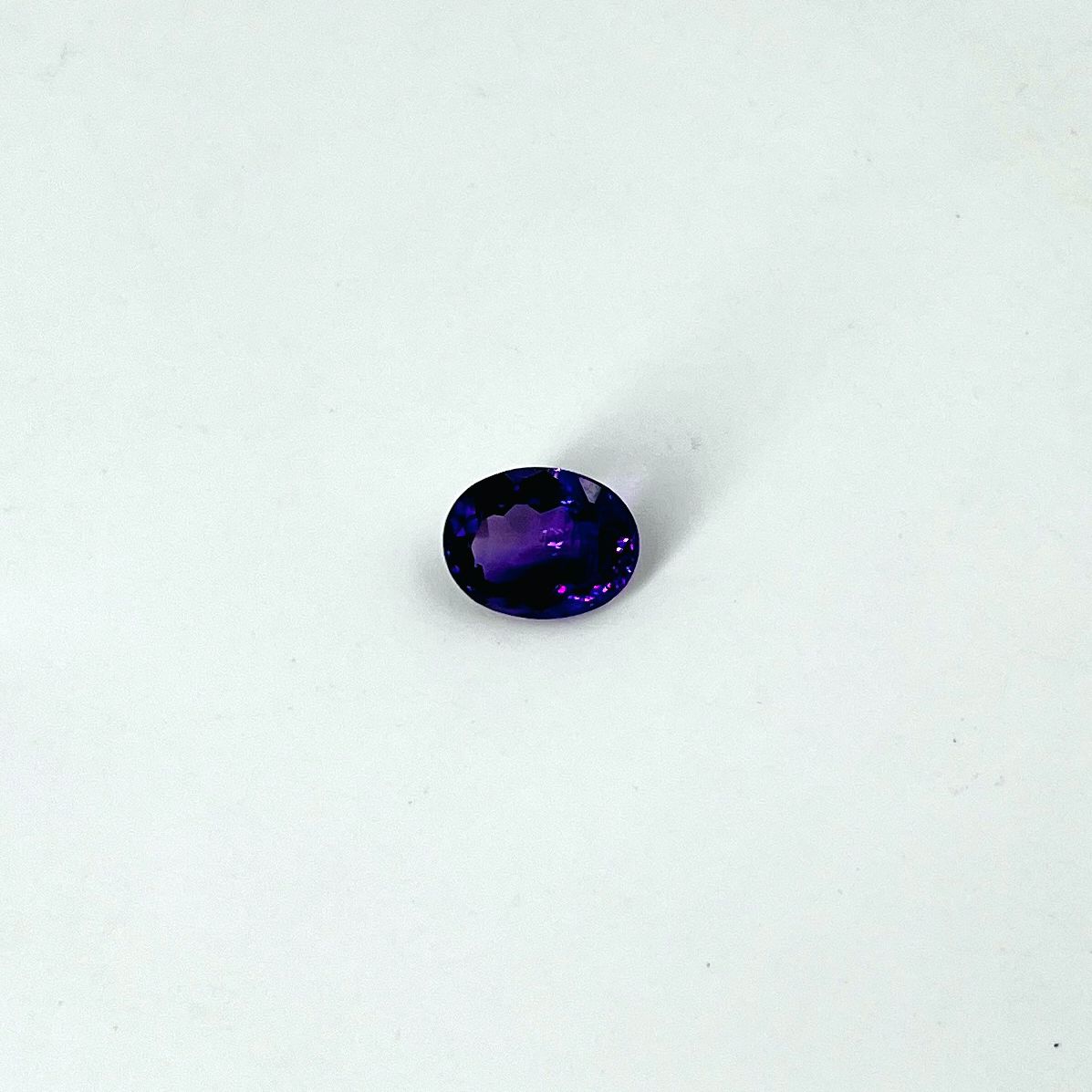 Null 椭圆形切面的紫水晶，重4.6克拉，可能来自巴西。尺寸 : 1,2 x 1 cm