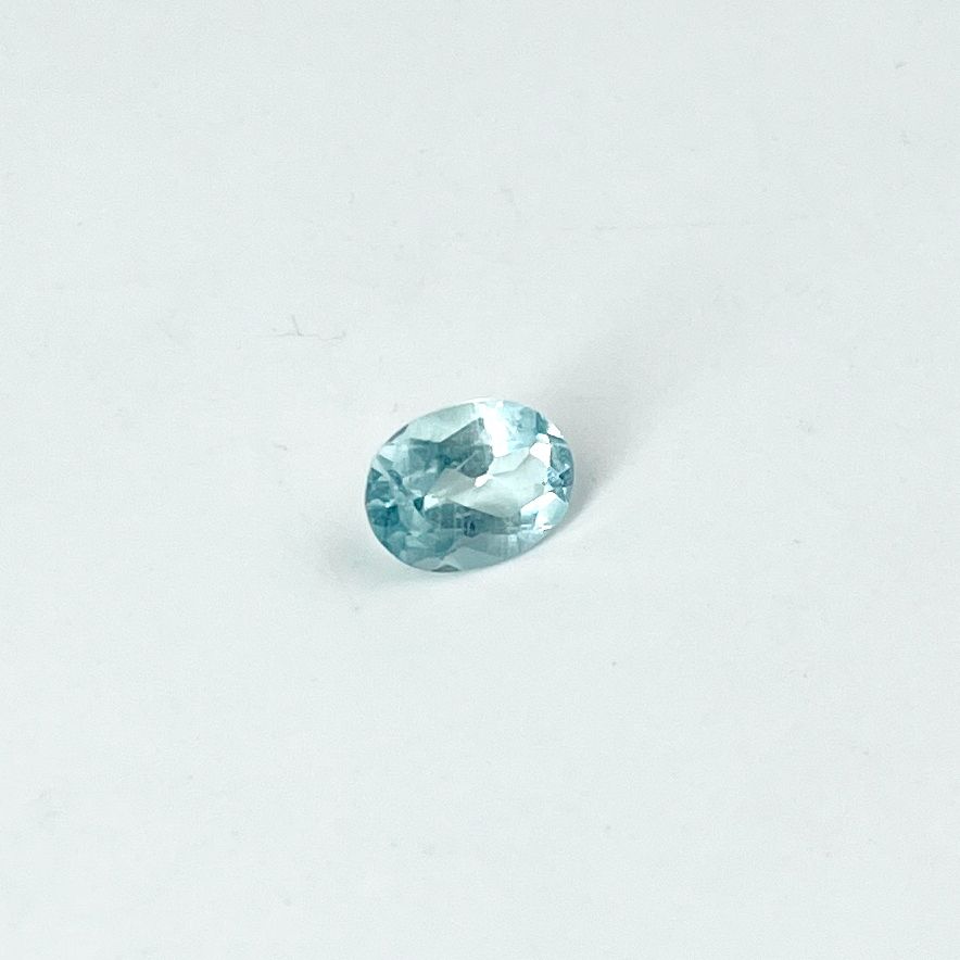 Null 椭圆形切面的海蓝宝石，重2.91克拉，可能来自巴西。尺寸：1.2乘0.8厘米