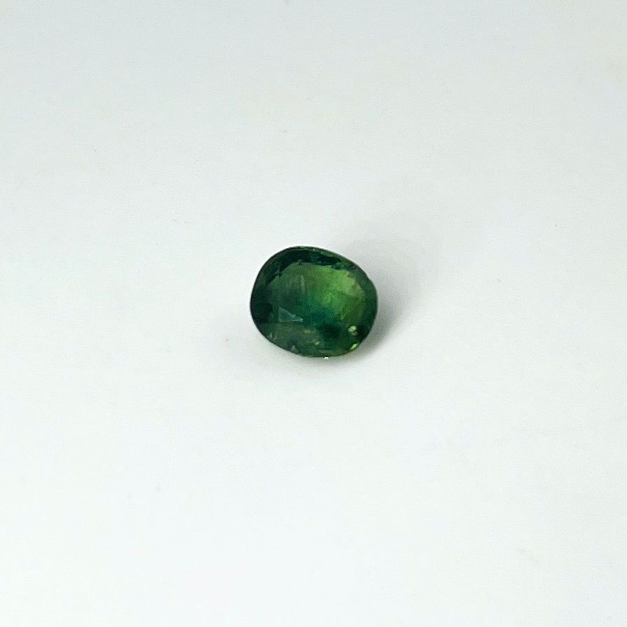 Null Saphir vert ovale pesant 2.91 cts.