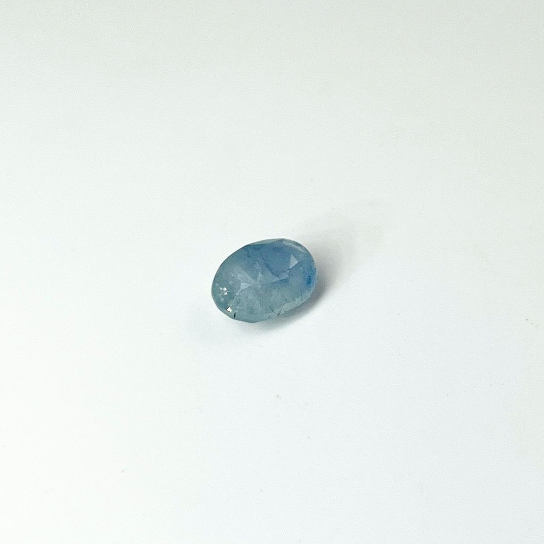 Null Zaffiro blu ovale sfaccettato di 2,48 carati. Con il suo certificato GJSPC.&hellip;