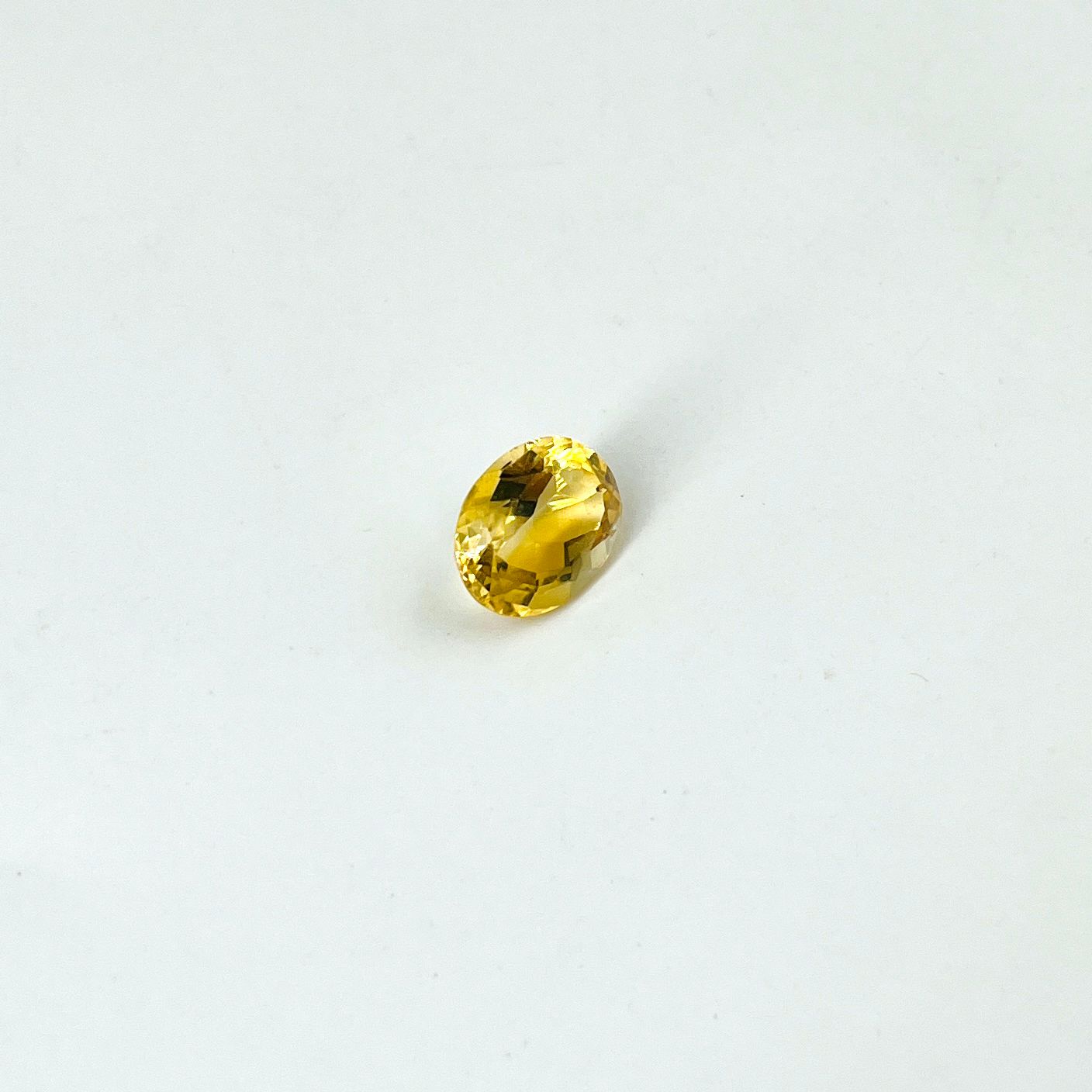 Null 椭圆形切面的黄水晶，重5.13克拉，可能来自巴西。尺寸：1.3 x 1.0 cm