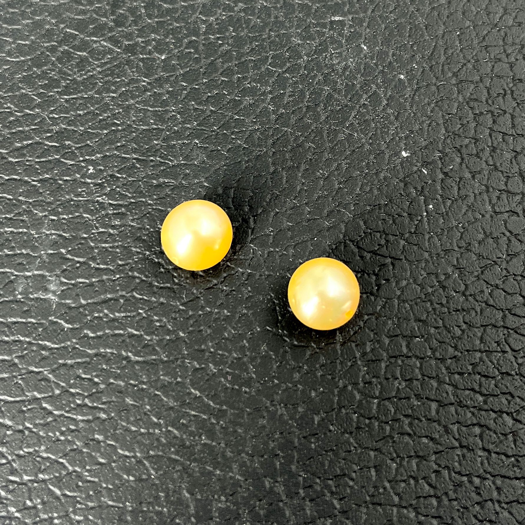 Null Par de perlas cultivadas con un peso de 10,29 cts cada una. Perforó 2 aguje&hellip;