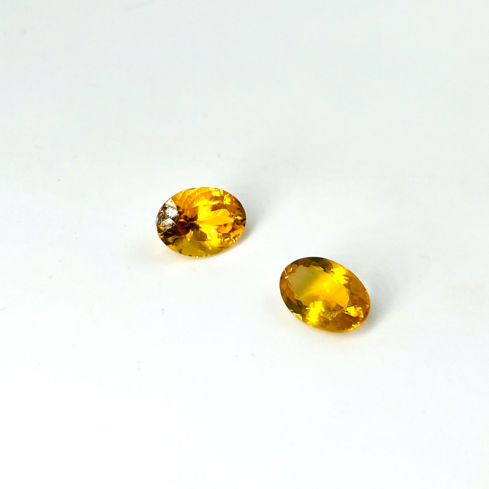 Null 一批2个切面的椭圆形黄水晶，分别重8.5克拉和6.2克拉（共14.7克拉）。(其中一个有小缺口)