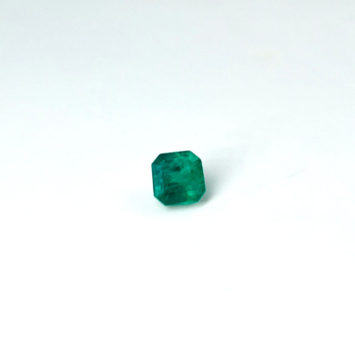 Null 方形切割的祖母绿，重1.96克拉（碎片），附有AIG证书，说明 "鲜绿色""CEE（O）小号"。