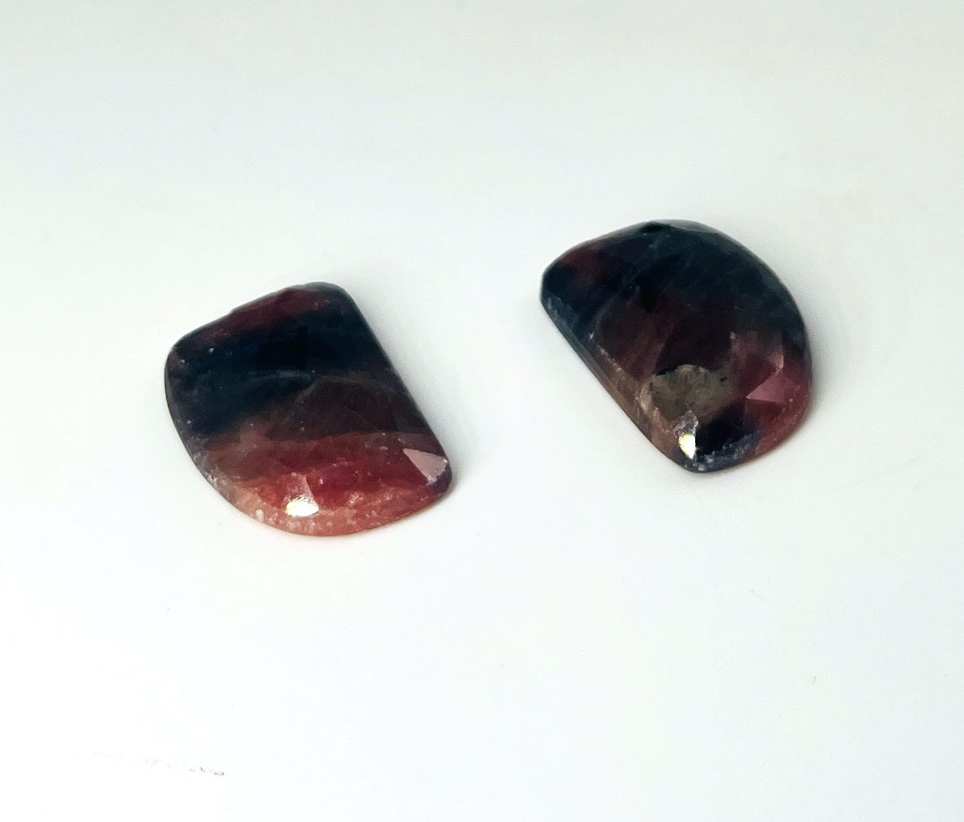 Null Lot of 2 faceted gemstones. Weight : 16.4 g.