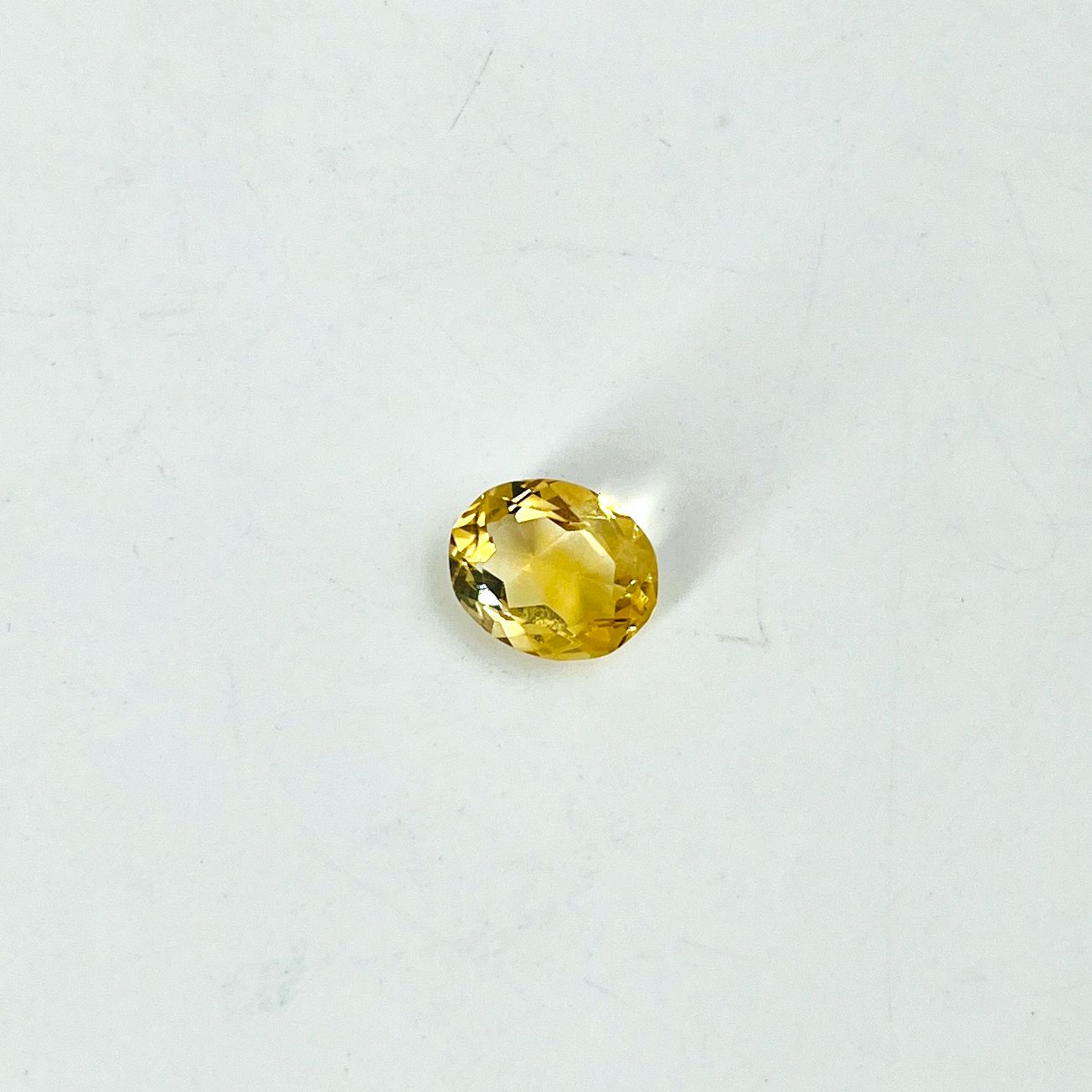 Null 椭圆形切面的黄水晶，重5.02克拉，可能来自巴西。尺寸：1.2 x 1.0 cm