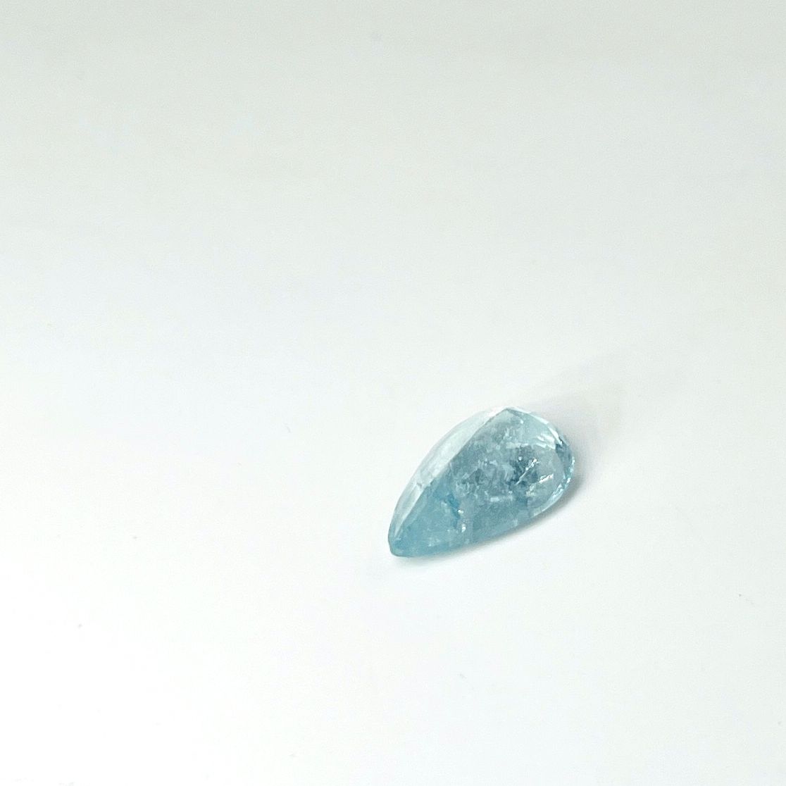 Null 梨形切割海蓝宝石，重达6.90克拉。有了它的GJSPC真实性卡。