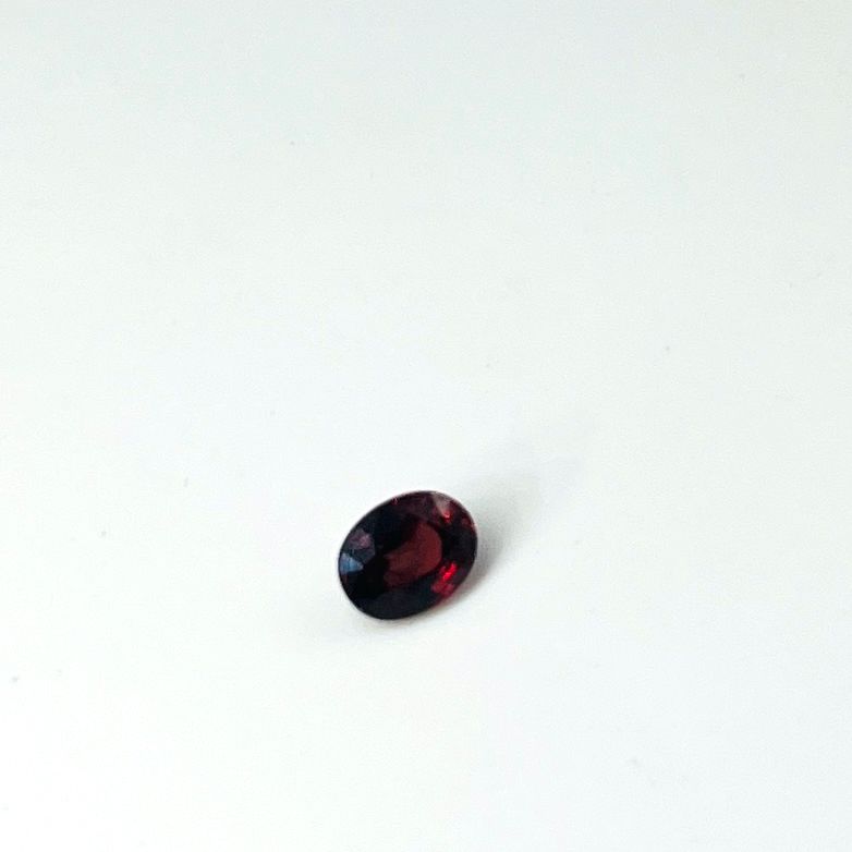 Null Raro zircone rosso ovale da 1,30 carati