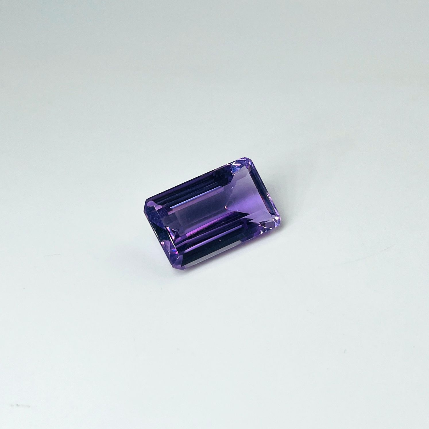 Null Rechteckiger, abgeschrägter Amethyst mit einem Gewicht von 19,22 ct.