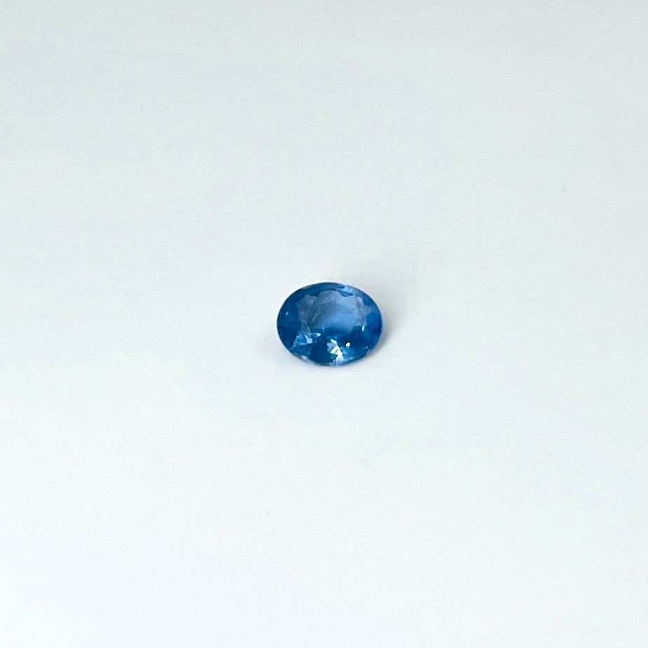 Null 椭圆形蓝宝石，重1.11克拉。