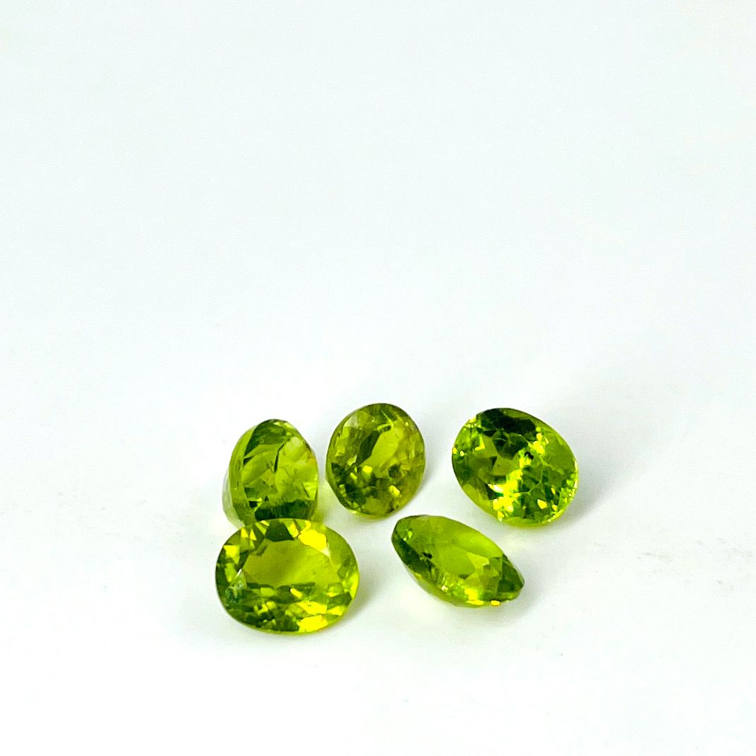Null Lot of 5 faceted oval peridots weighing 17.3 carats total. (chips)
