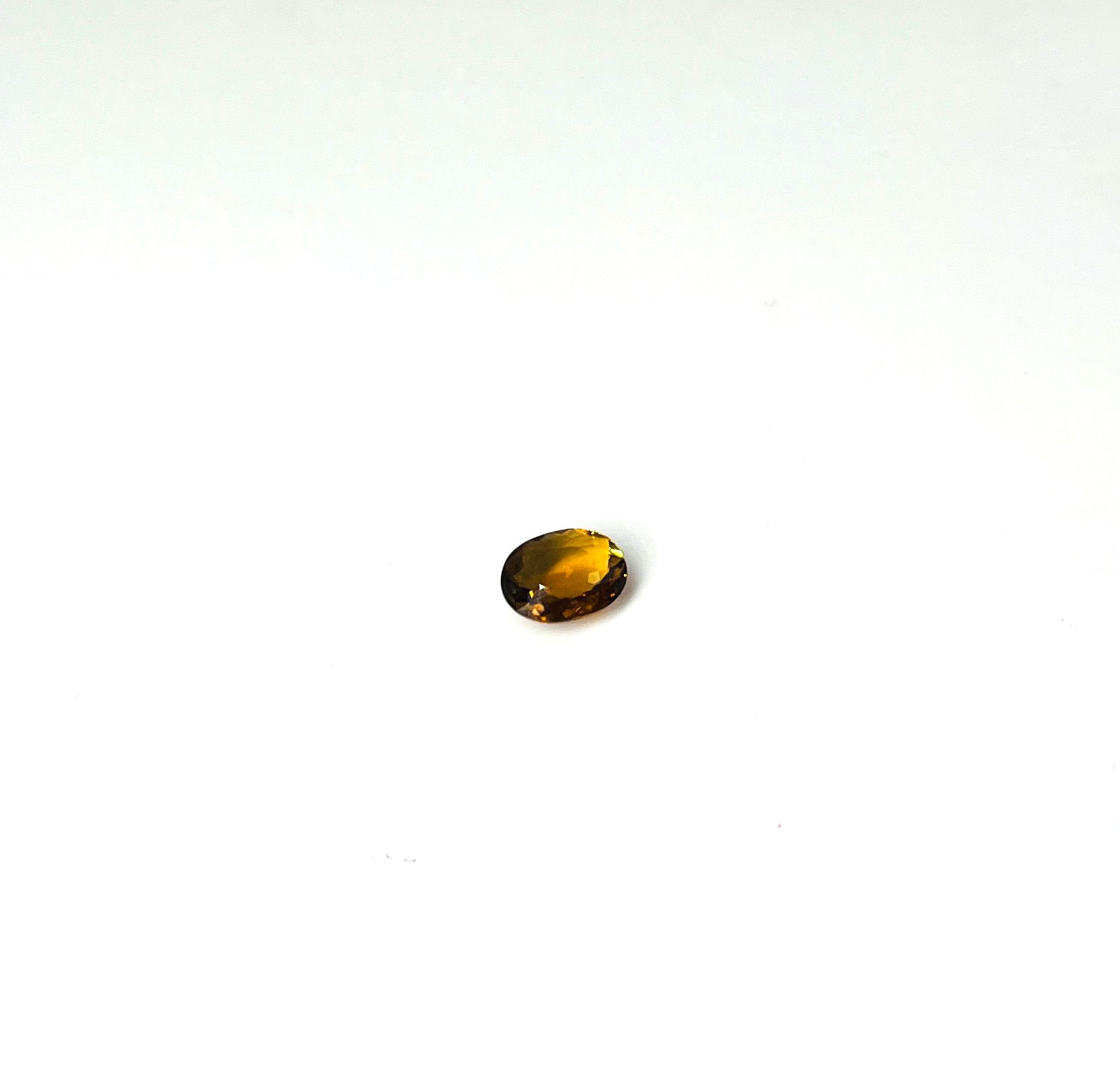 Null Tourmaline jaune taille ovale pesant 1,29 ct