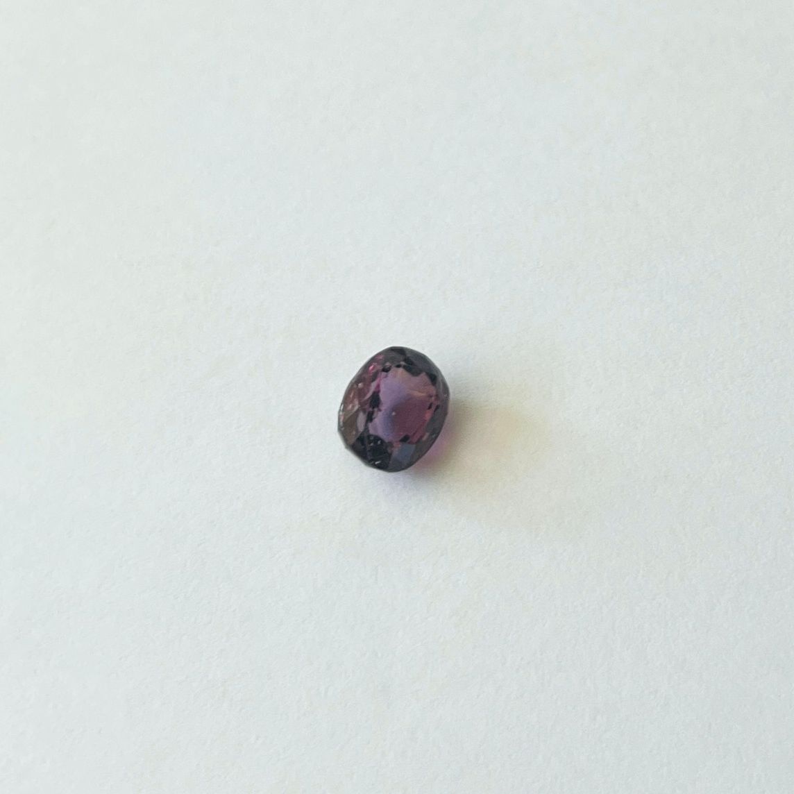 Null Spinello ovale viola di 1,88 carati - Probabile provenienza BURMA (Myanmar)&hellip;