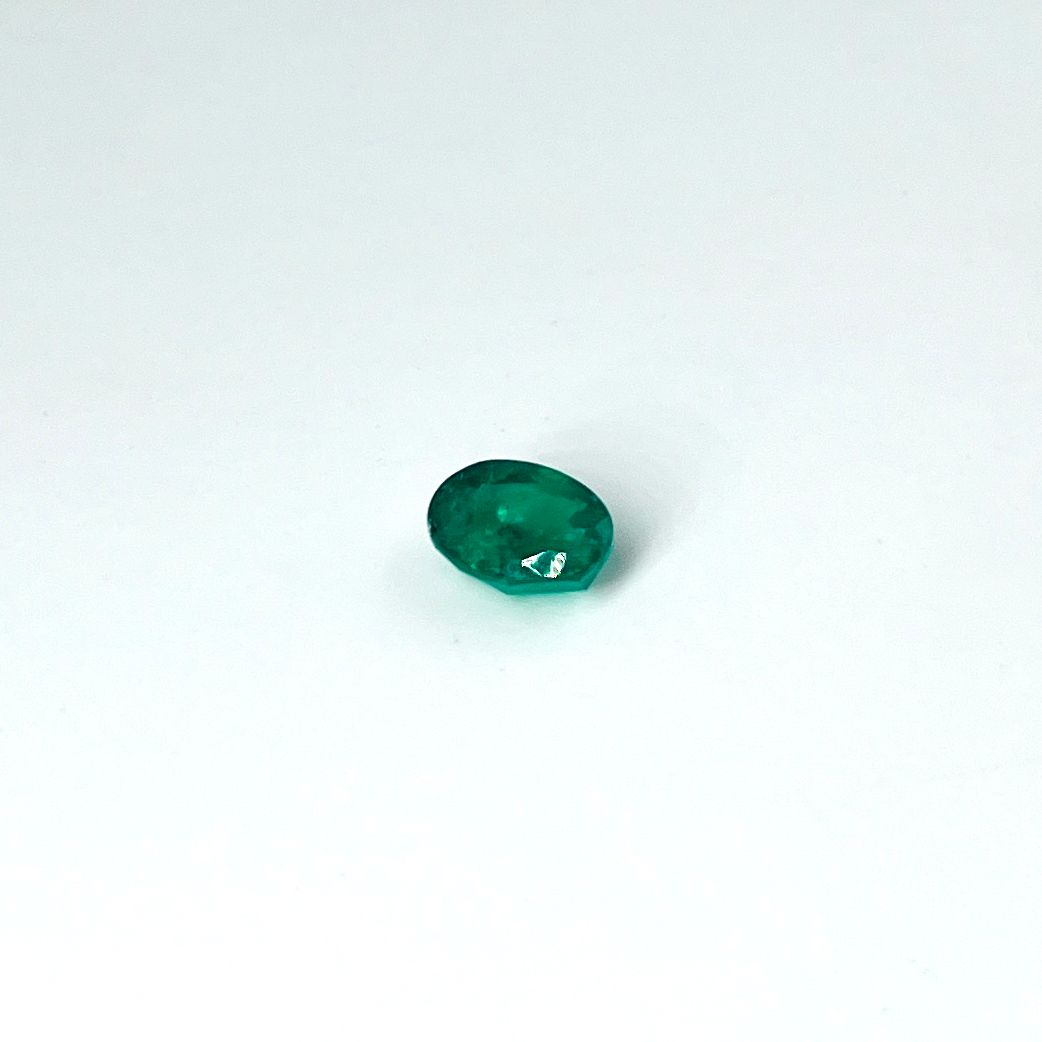 Null Ovaler Smaragd mit einem Gewicht von 1,45 ct.