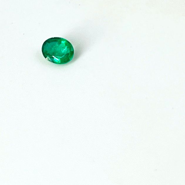 Null 可能来自哥伦比亚的椭圆刻面祖母绿，重0.32克拉。尺寸 : 0,5 x 0,4 cm