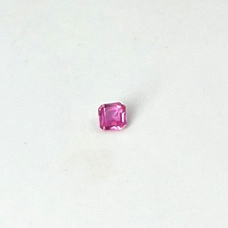 Null 方形切割粉红蓝宝石，重0.18克拉。尺寸：0.3 x 0.3厘米