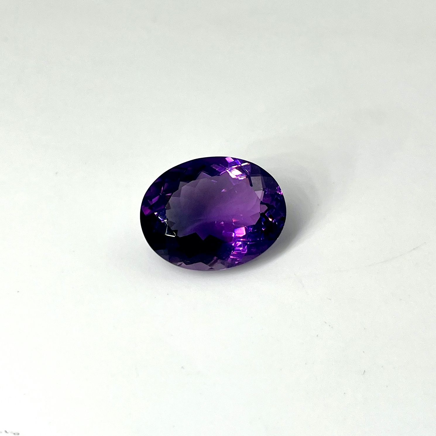 Null 大椭圆形紫水晶，重19.54克拉