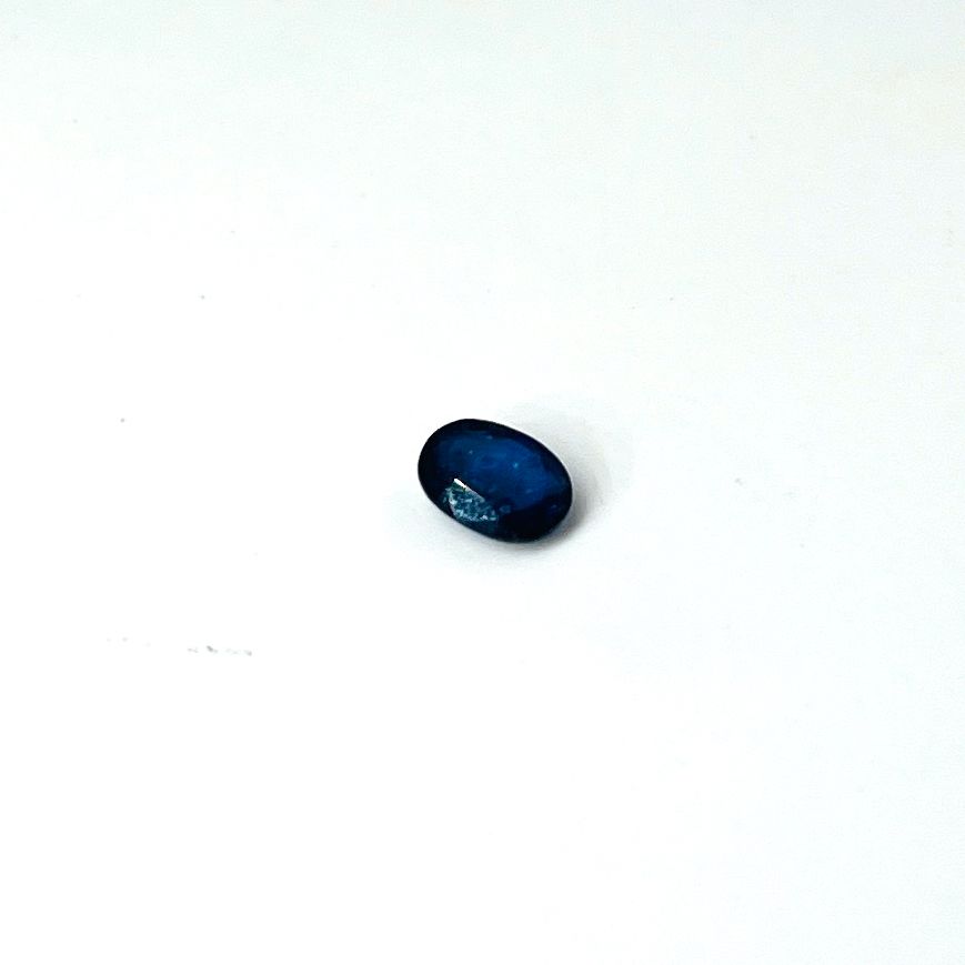 Null 椭圆形刻面蓝宝石，重0.93克拉 附有IGI证书，说明处理情况