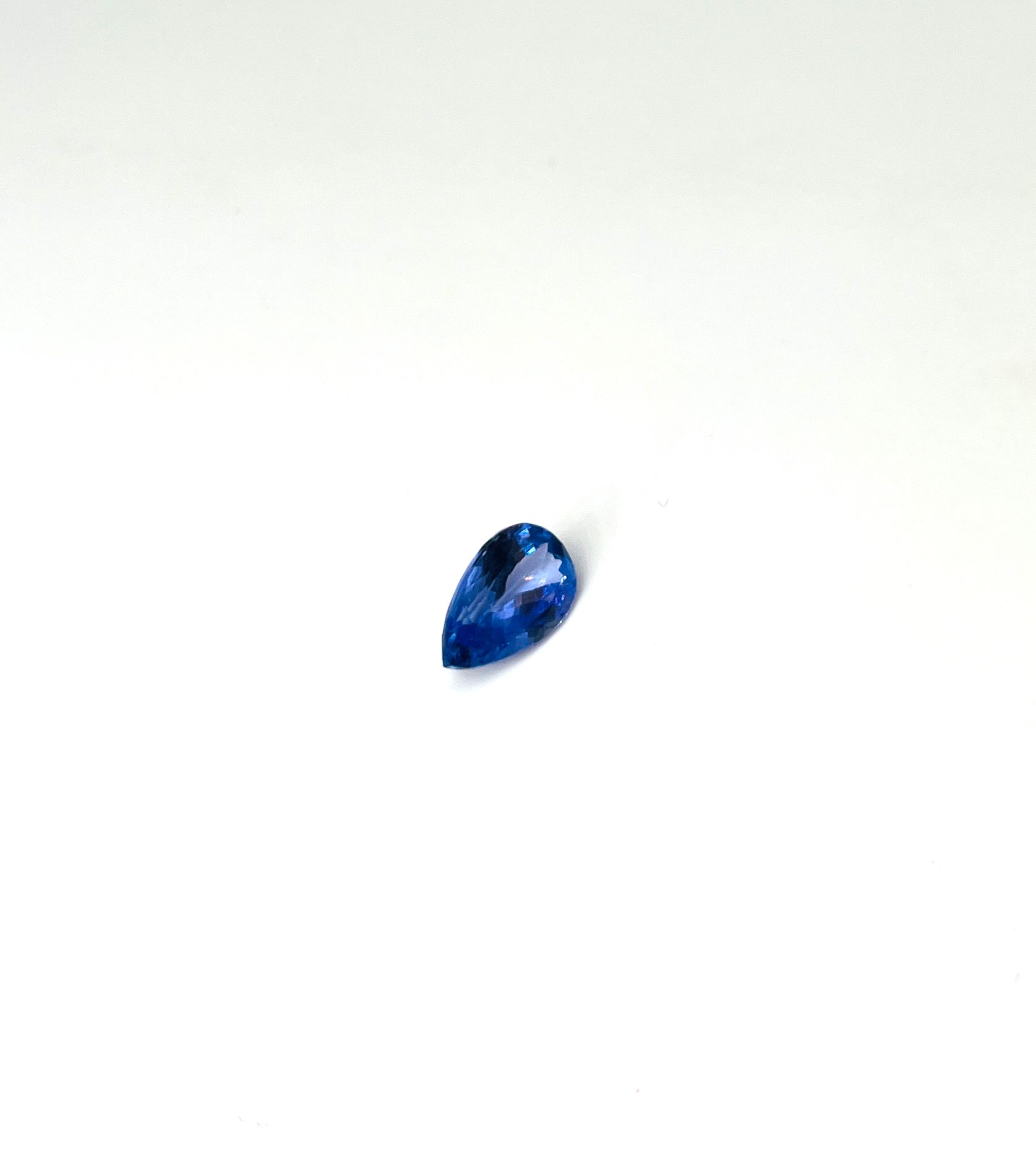 Null 坦桑石梨形切割，重3.68克拉 附有AIG证书，证明宝石的性质