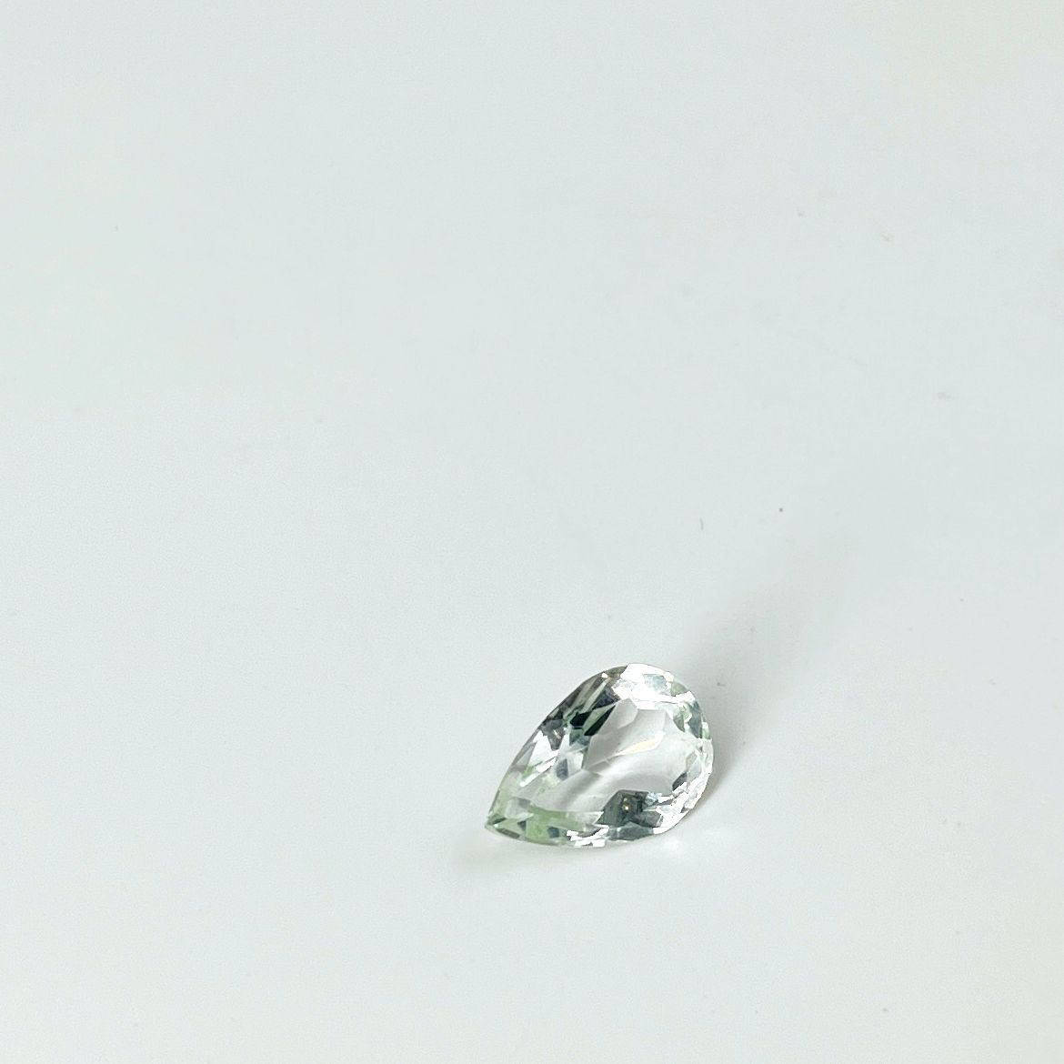 Null Colorless pear-shaped topaz weighing 5.27 cts Dimensions: 1.4 x 0.9 cm