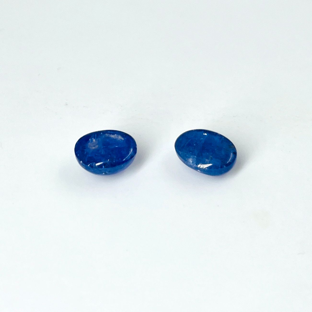 Null Lot of two tanzanite cabochons weighing 16.74 cts total