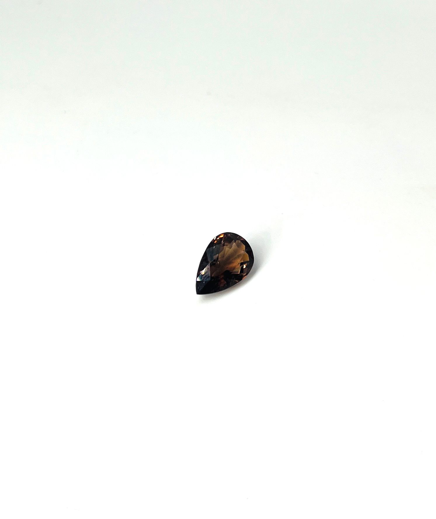 Null Tourmaline taille poire pesant 3,23 cts  Dimensions : 0.8 x 1.2 cm