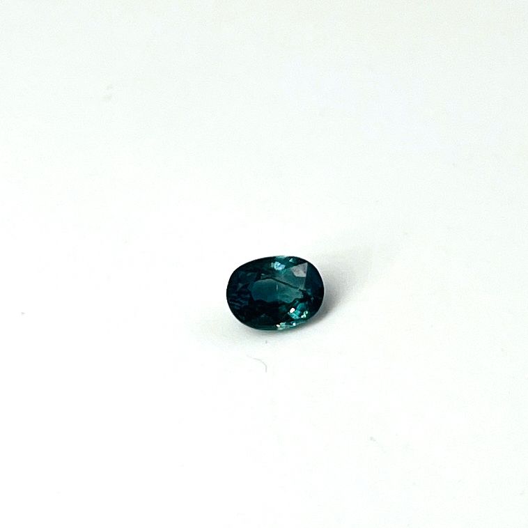 Null 椭圆形蓝色蓝宝石，重达1.10克拉。有其IGI证书。