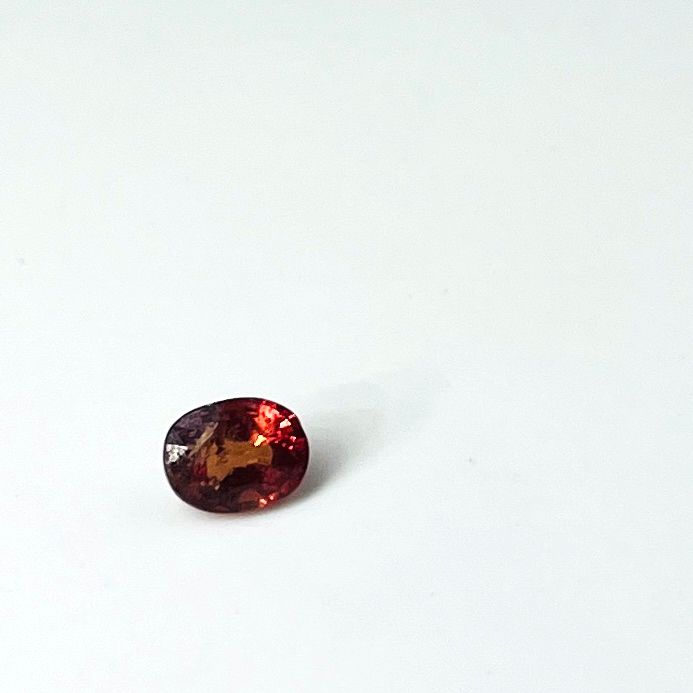 Null Zaffiro arancione taglio ovale di 1,20 carati (inclusioni)
