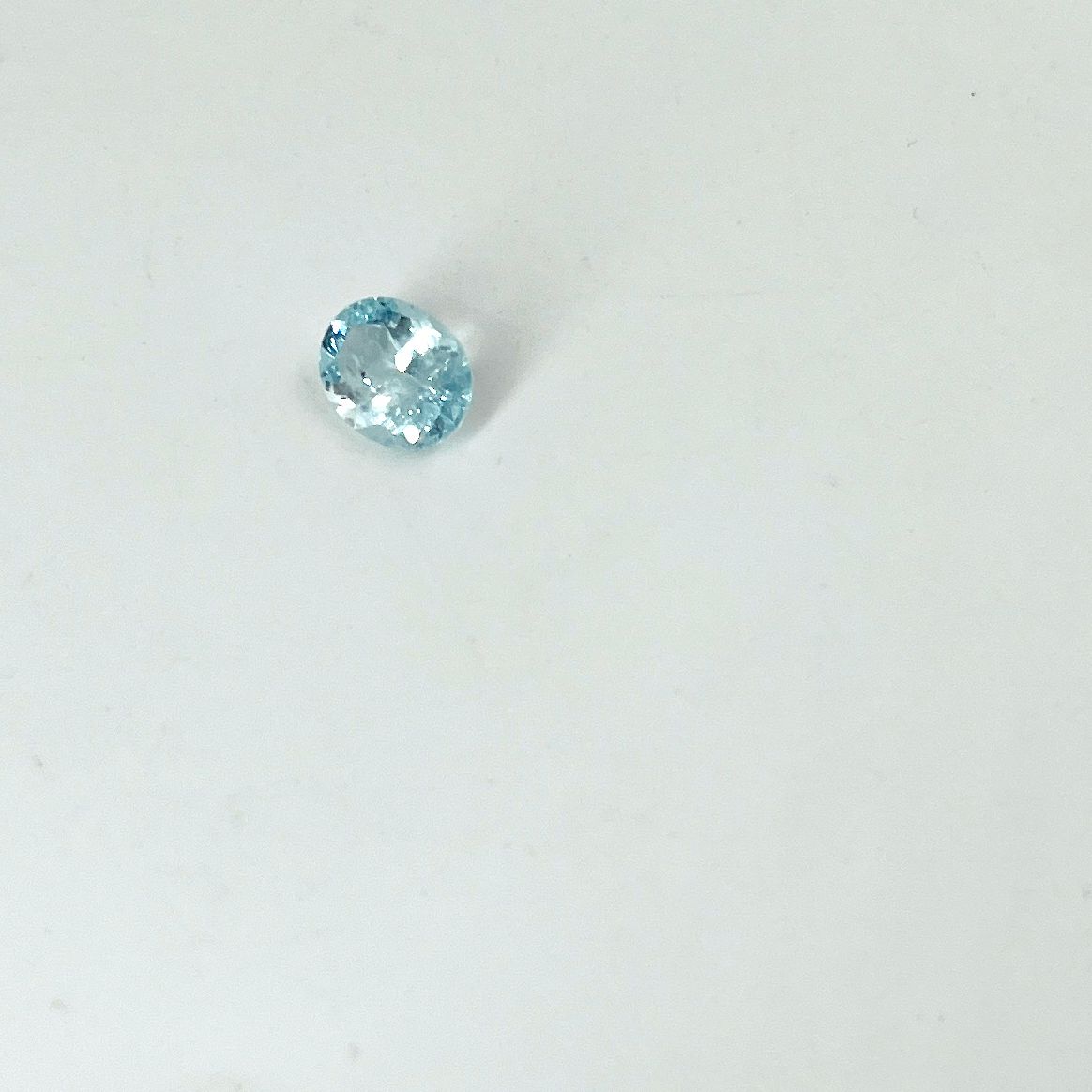Null 椭圆形切面的海蓝宝石，重2.89克拉，可能来自巴西。尺寸：1.1乘0.8厘米