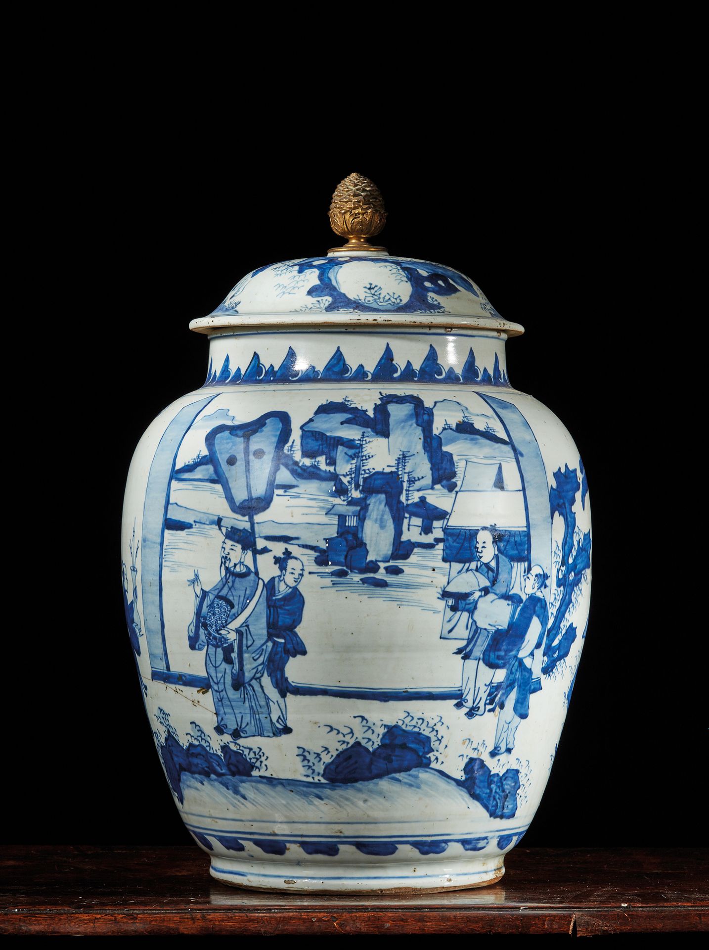 CHINE - Epoque KANGXI (1662 - 1722) 一个大的有盖瓷瓶，用釉里红装饰着一个学者和他的仆人在香蕉树之间的风景中接受一个贵族的礼物&hellip;