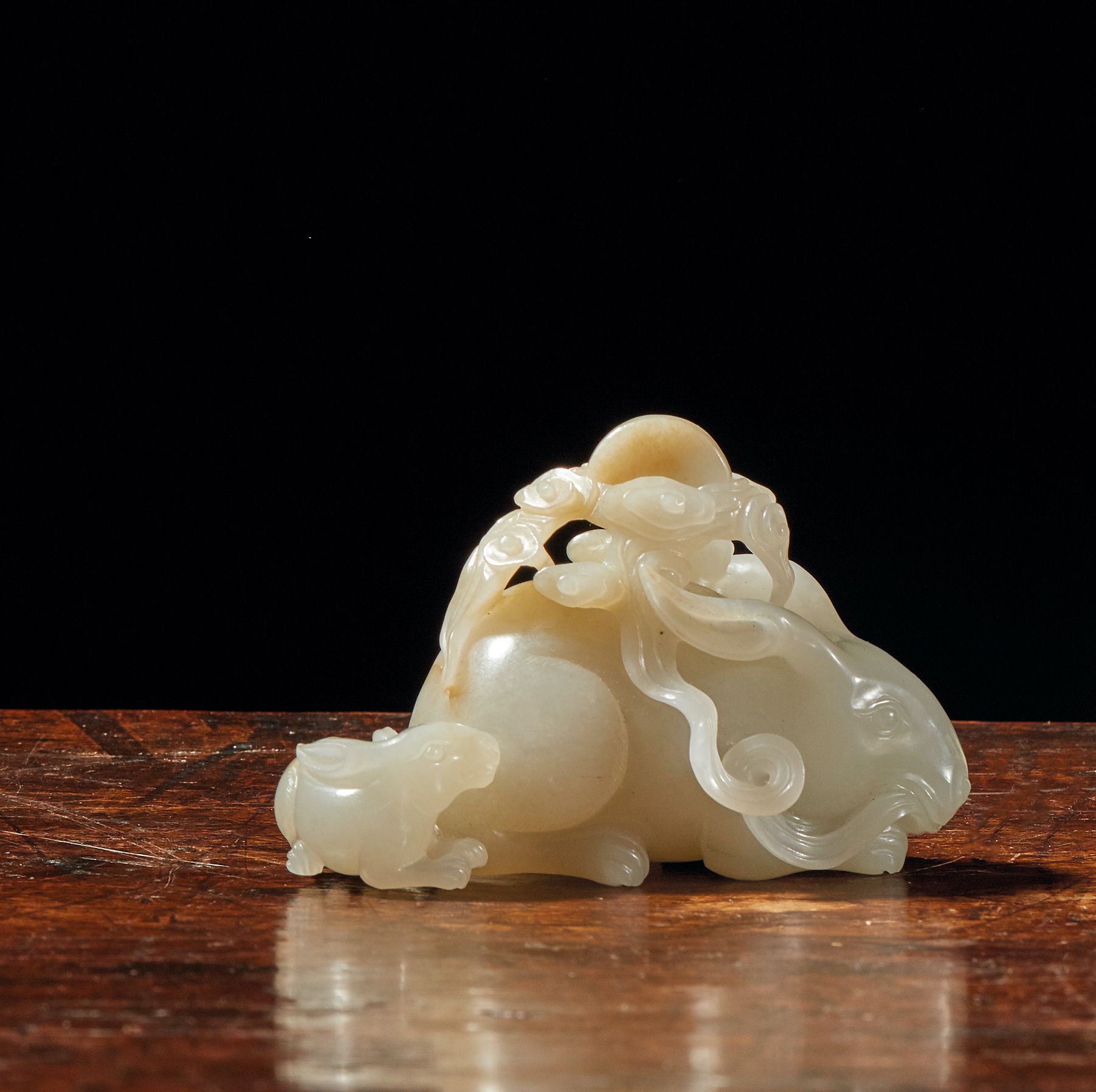 CHINE - Dynastie QING (1644 - 1911) Group in jade (nephrite) celadon, rabbit pos&hellip;