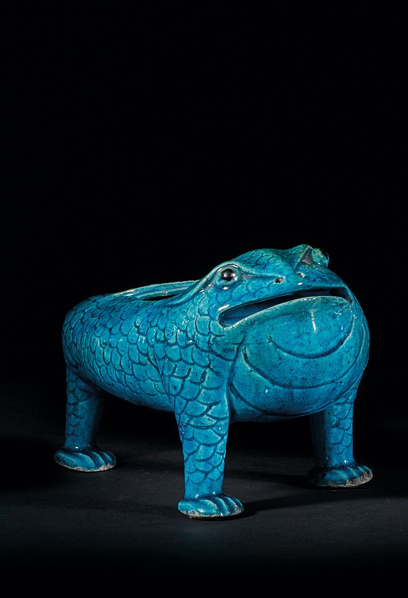 CHINE - Epoque KANGXI (1662 - 1722) 绿松石蓝色珐琅彩三足蟾蜍，有刻痕的鳞片。蟾蜍形状的盖子是用木头做的，是后来加的。(木制的&hellip;