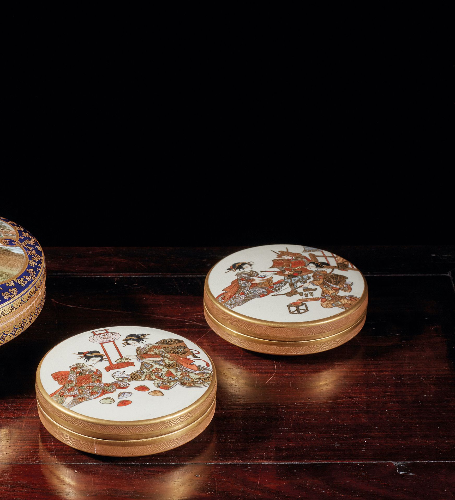 JAPON, Fours de Satsuma - Epoque MEIJI (1868 - 1912) 两个圆形的陶器盒子，用多色和金色的釉面，上面有年轻的女&hellip;