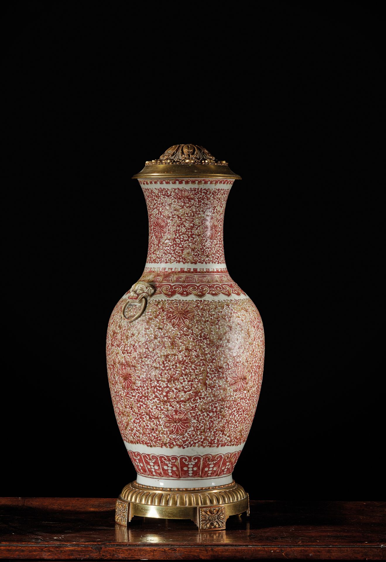 CHINE - XVIIIe/XIXe siècle Jarrón de balaustre de porcelana decorado en rojo cob&hellip;