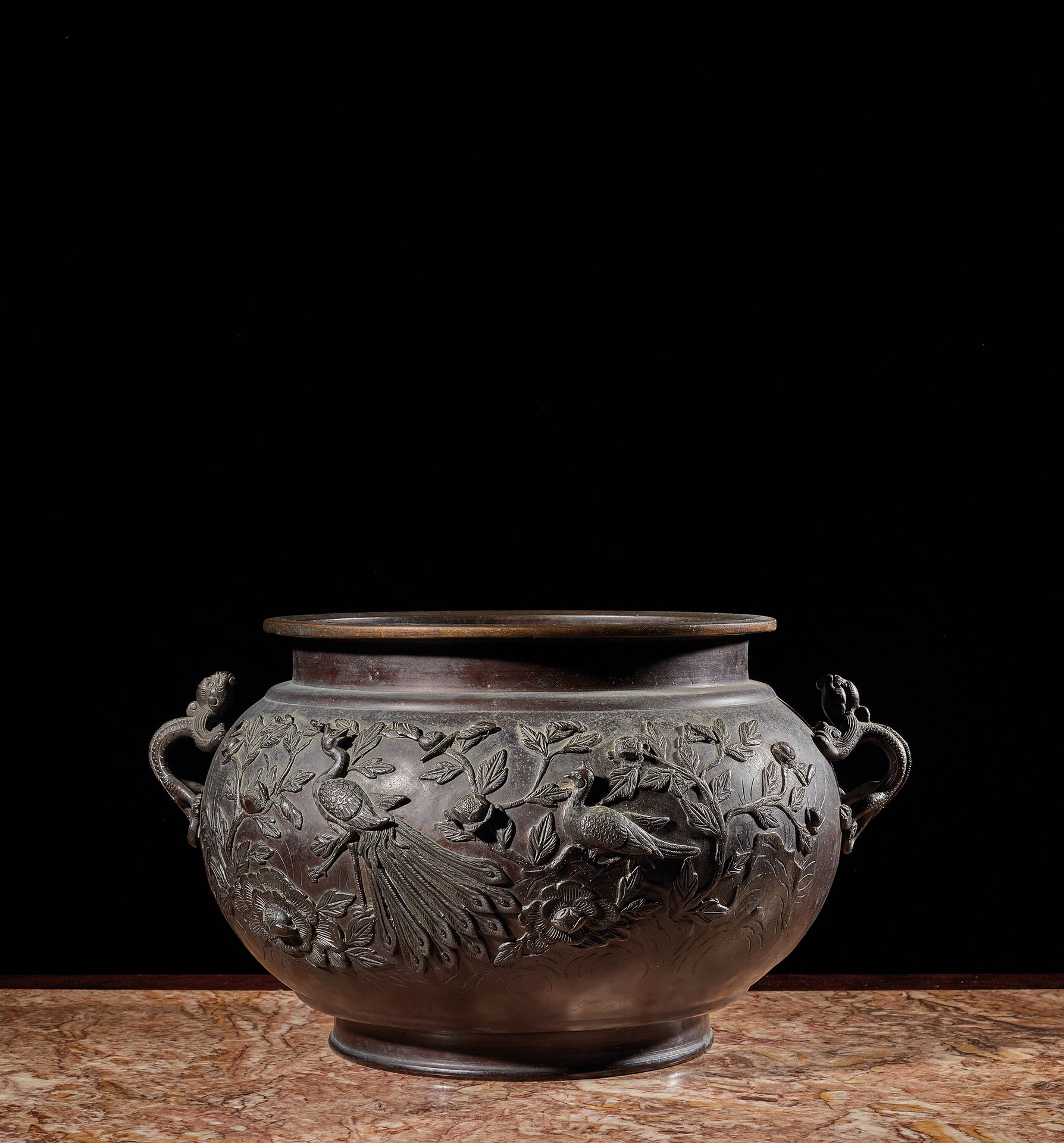 JAPON - Epoque MEIJI (1868 - 1912) 棕色铜壶，浮雕孔雀和雉鸡在花丛中，手柄为龙形。
H.23厘米。
底部已脱落