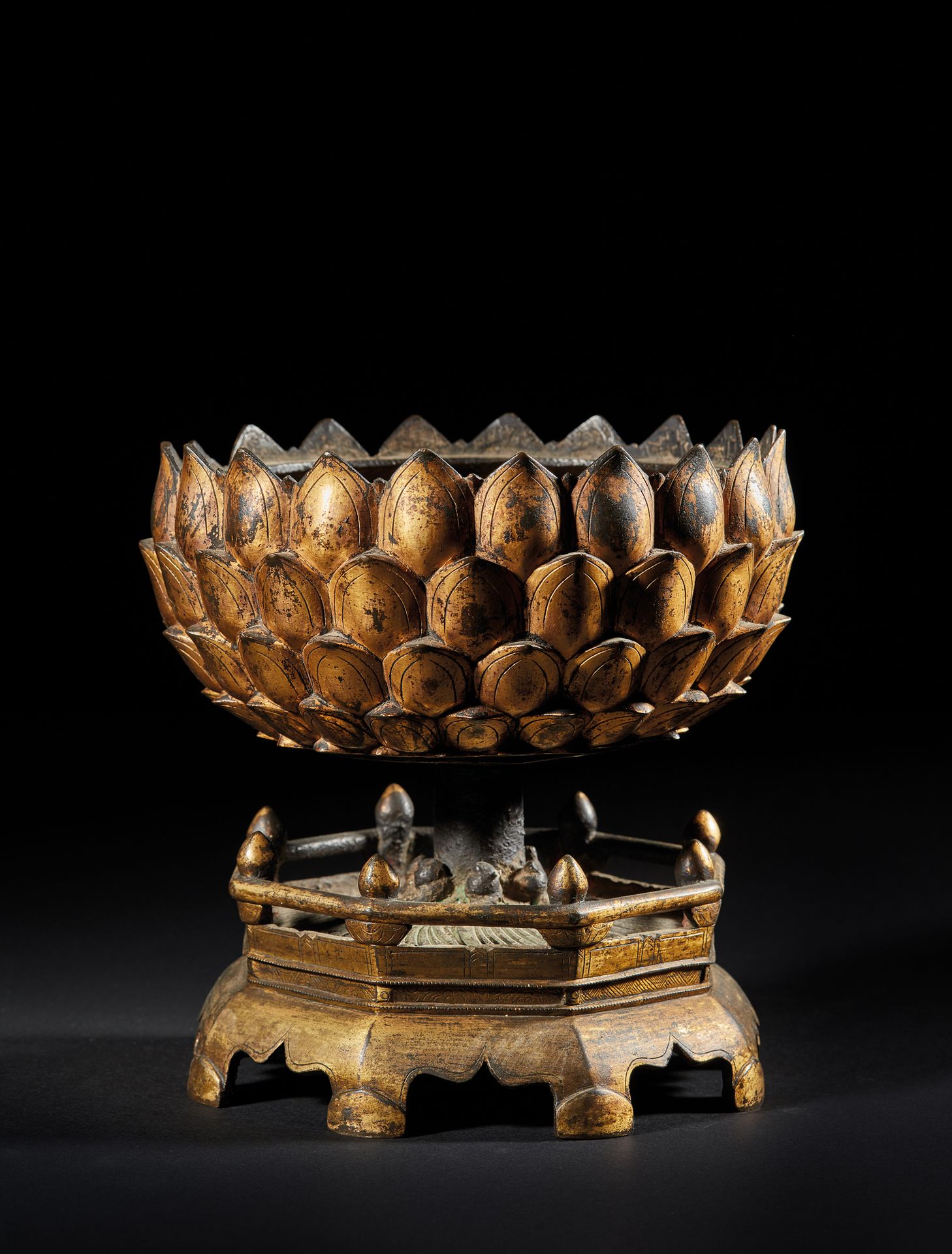 CHINE - Epoque MING (1368 - 1644) Gilt bronze Buddha base in the form of a lotus&hellip;