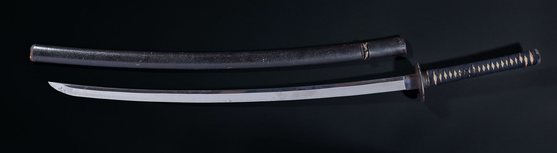 JAPON - Epoque MEIJI (1868 - 1912) 真神刀，Hamon midare。未拆解。
长沙：72.5厘米。
紫菜漆的萨雅