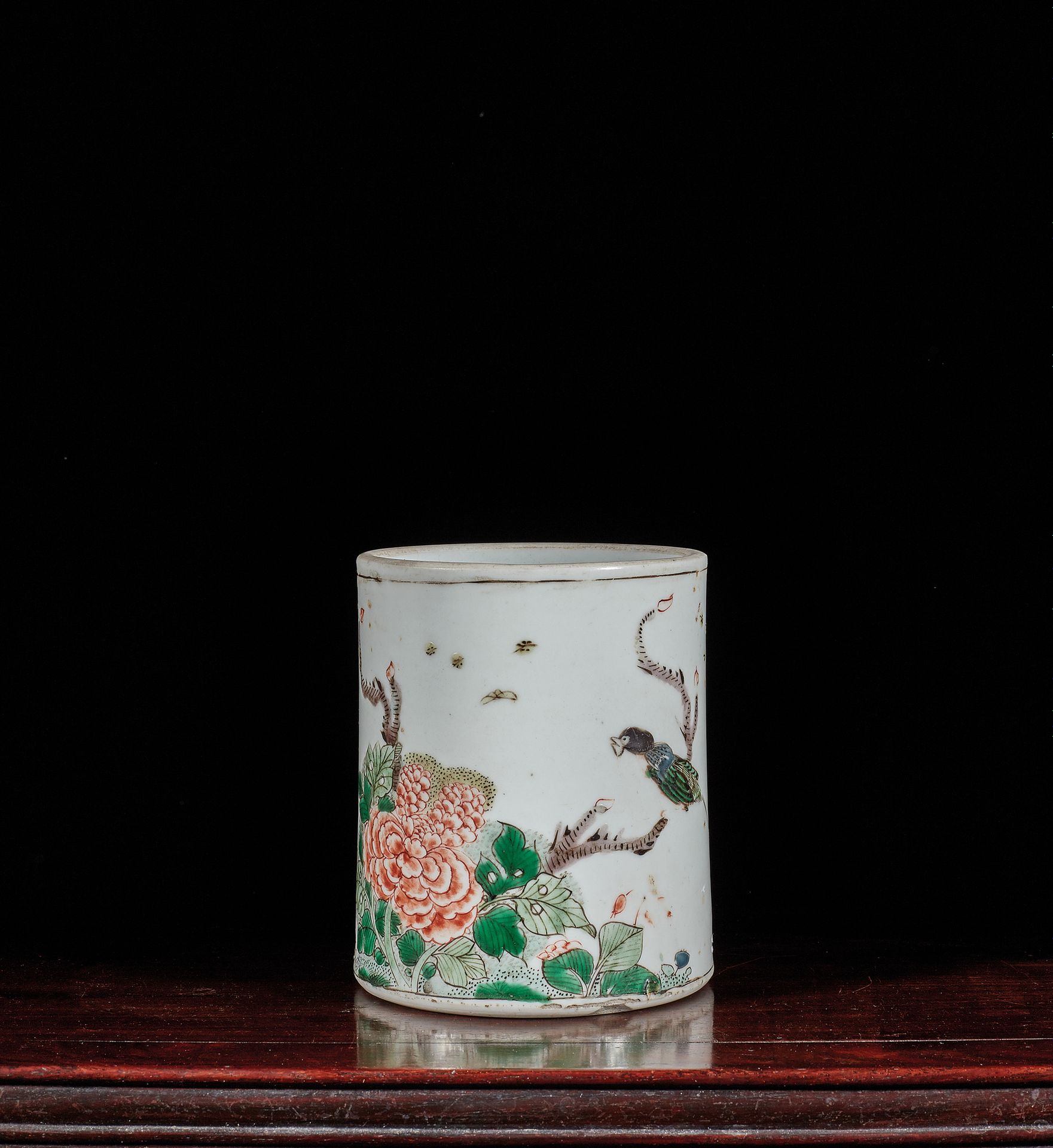 CHINE - Epoque KANGXI (1662 - 1722) 瓷器笔筒（bitong），以绿家多色珐琅彩装饰，有一只鸟在牡丹花枝上看昆虫，有一首诗（地&hellip;
