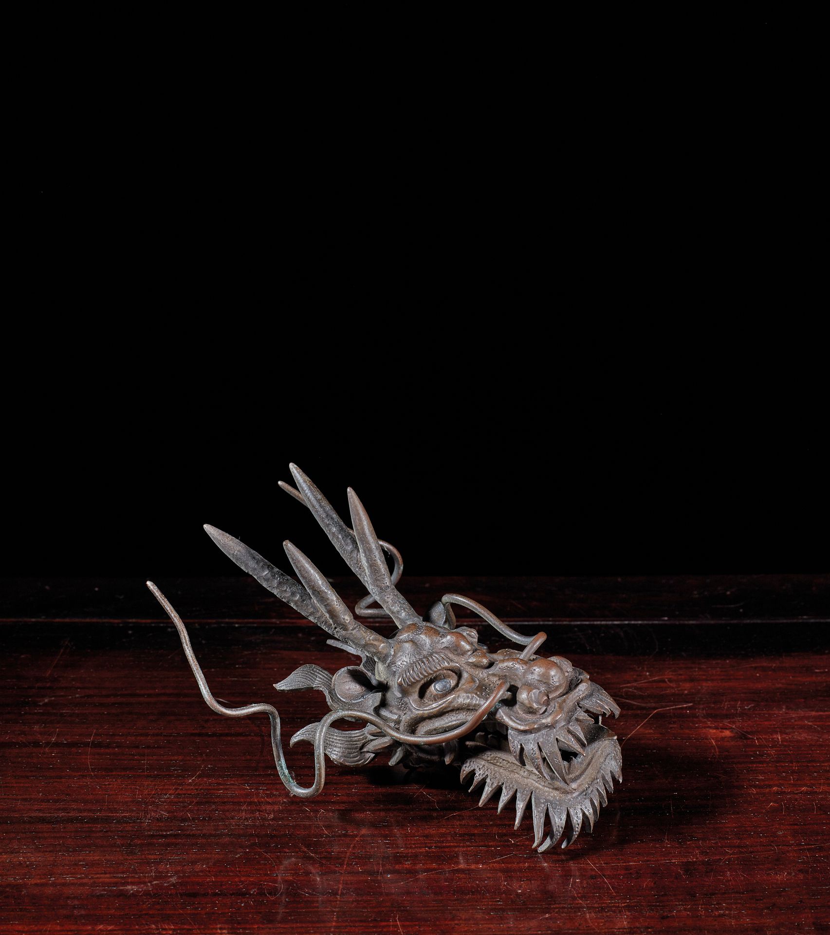 JAPON - Epoque EDO (1603 - 1868), XIXe siècle 铁制的吉彩和服龙头，张嘴露出獠牙和舌头。Myochin流派。
长11&hellip;