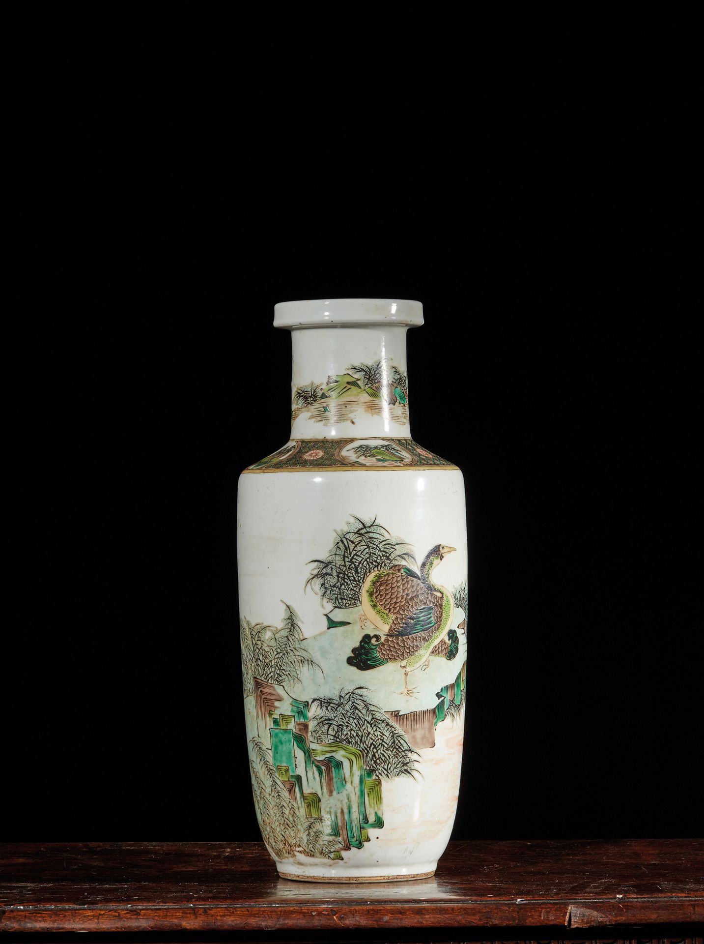 CHINE - XIXe siècle Vaso a forma di voluta in porcellana smaltata nello stile de&hellip;